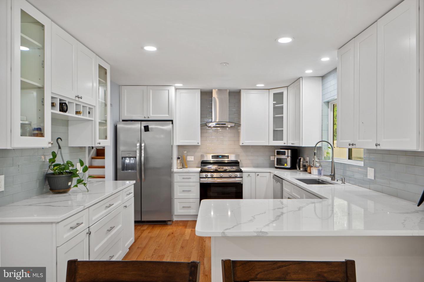 7222 WILLOW OAK PL, SPRINGFIELD, Virginia 22153, 4 Bedrooms Bedrooms, 7 Rooms Rooms,3 BathroomsBathrooms,Residential,For sale,7222 WILLOW OAK PL,VAFX2269958 MLS # VAFX2269958