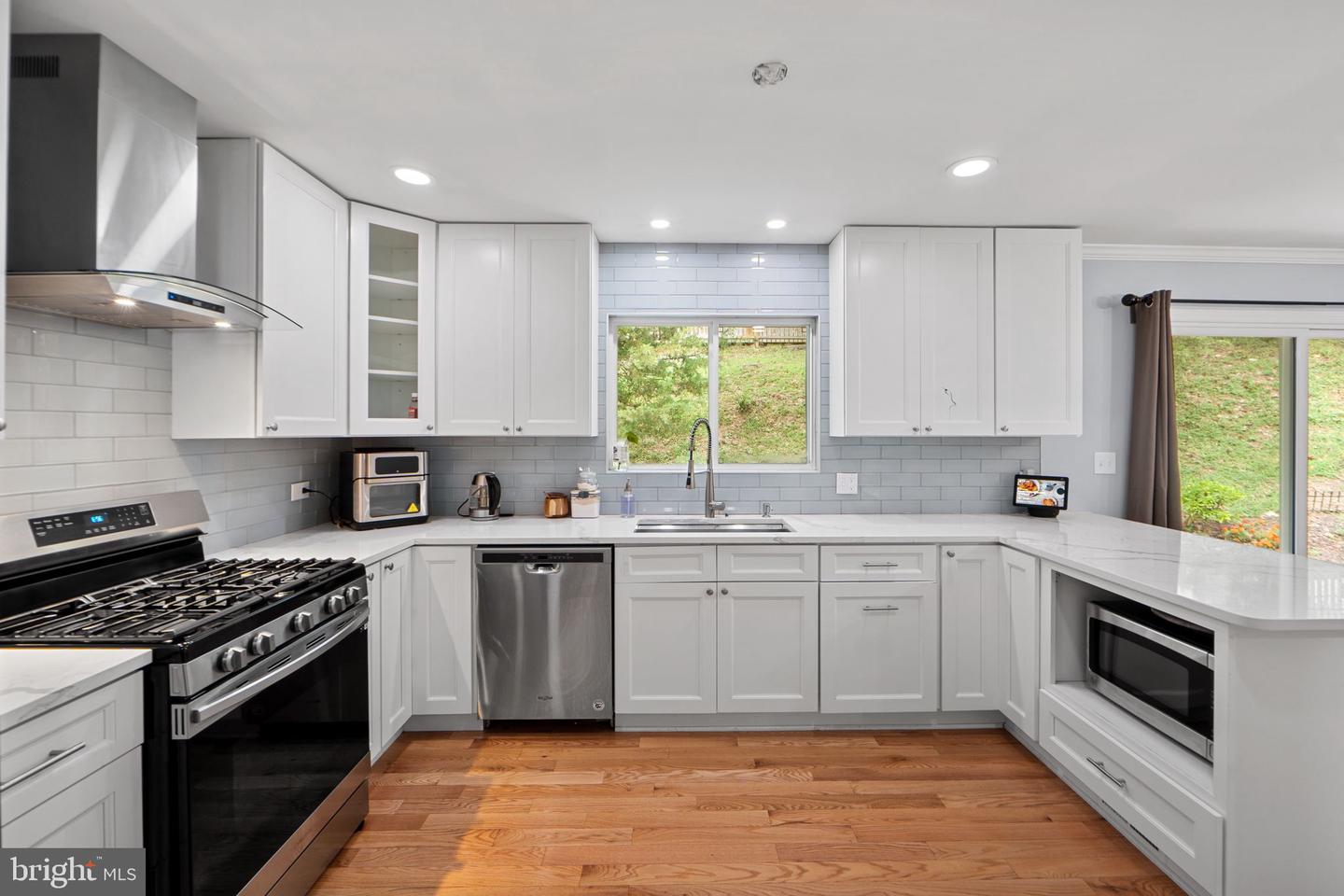7222 WILLOW OAK PL, SPRINGFIELD, Virginia 22153, 4 Bedrooms Bedrooms, 7 Rooms Rooms,3 BathroomsBathrooms,Residential,For sale,7222 WILLOW OAK PL,VAFX2269958 MLS # VAFX2269958