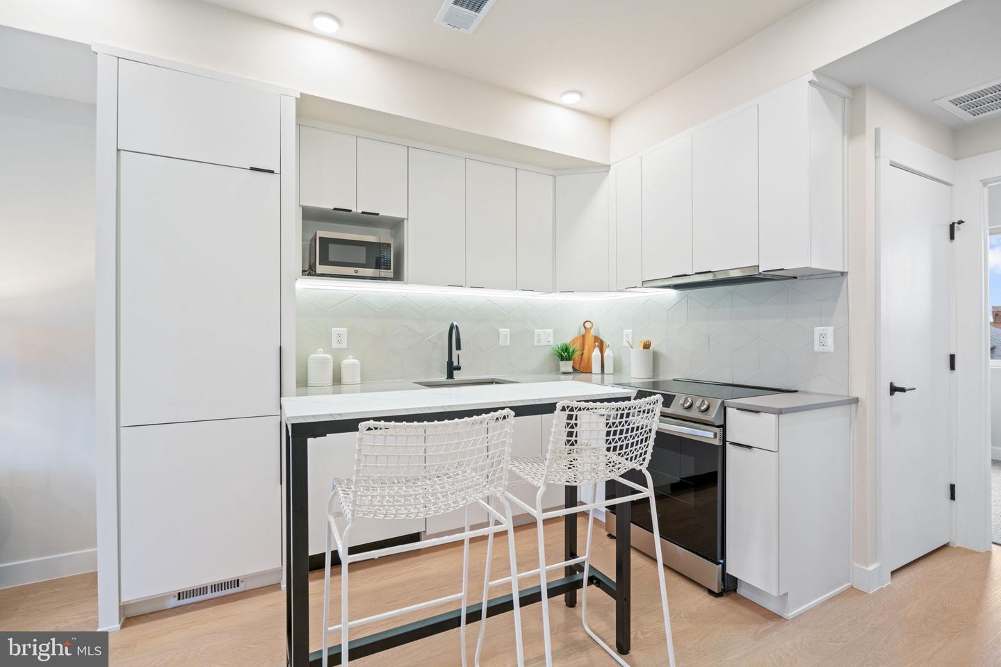 733 8TH ST SE #304, WASHINGTON, District Of Columbia 20003, 2 Bedrooms Bedrooms, ,1 BathroomBathrooms,Residential,For sale,733 8TH ST SE #304,DCDC2211748 MLS # DCDC2211748