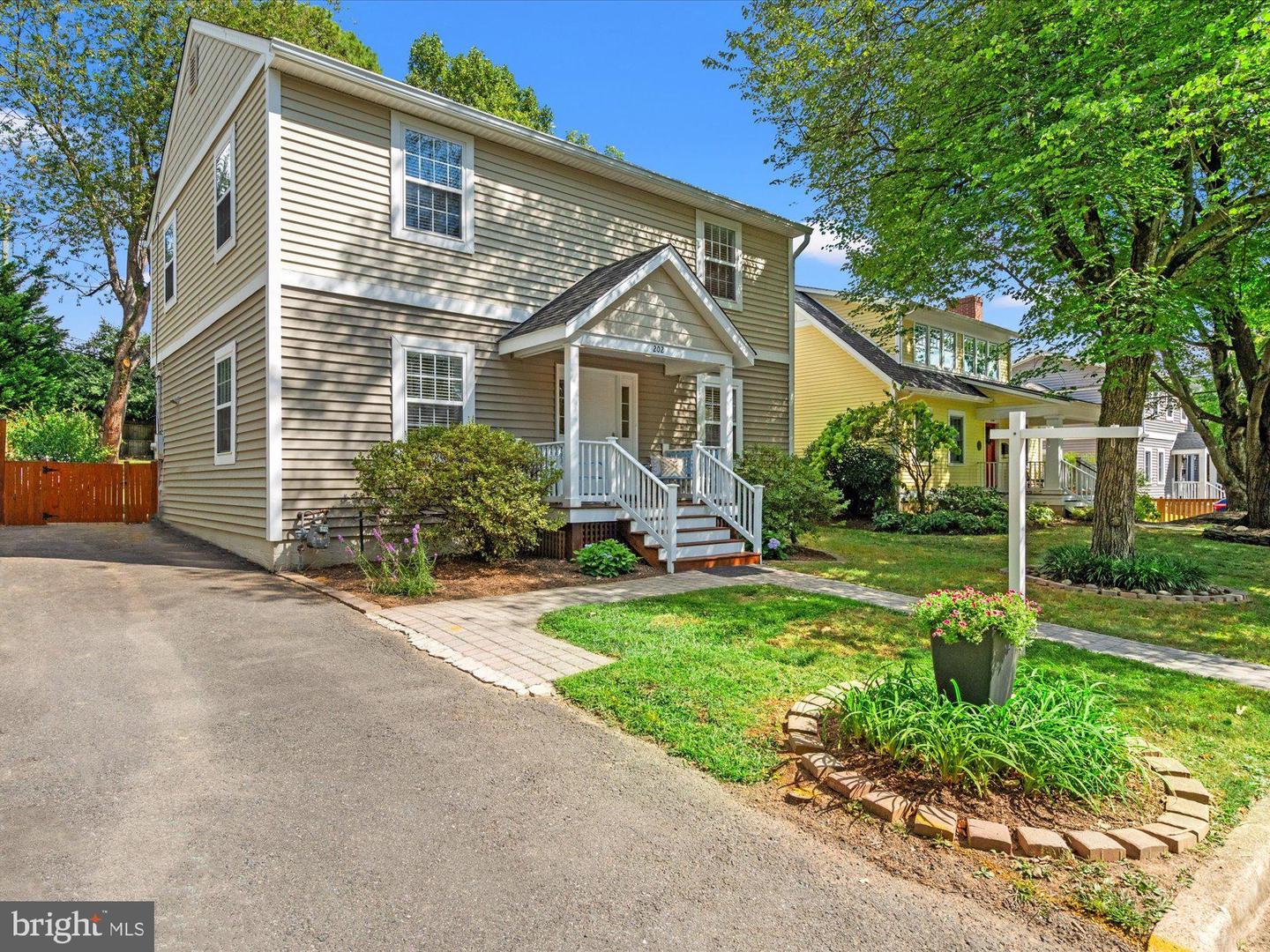202 W GEORGE MASON RD, FALLS CHURCH, Virginia 22046, 4 Bedrooms Bedrooms, 14 Rooms Rooms,3 BathroomsBathrooms,Residential,For sale,202 W GEORGE MASON RD,VAFA2003238 MLS # VAFA2003238