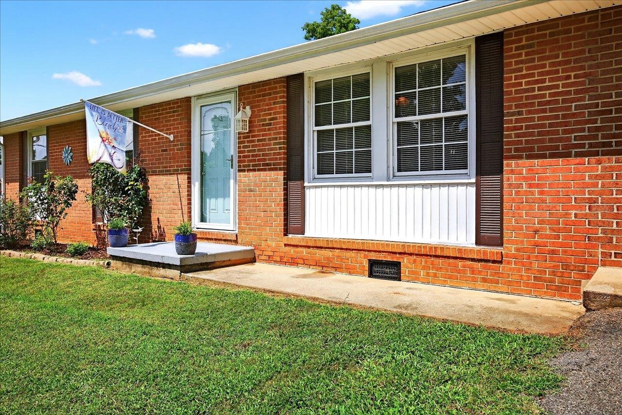 2861 OLD BUENA VISTA RD, BUENA VISTA, Virginia 24416, 3 Bedrooms Bedrooms, ,1 BathroomBathrooms,Residential,2861 OLD BUENA VISTA RD,669538 MLS # 669538