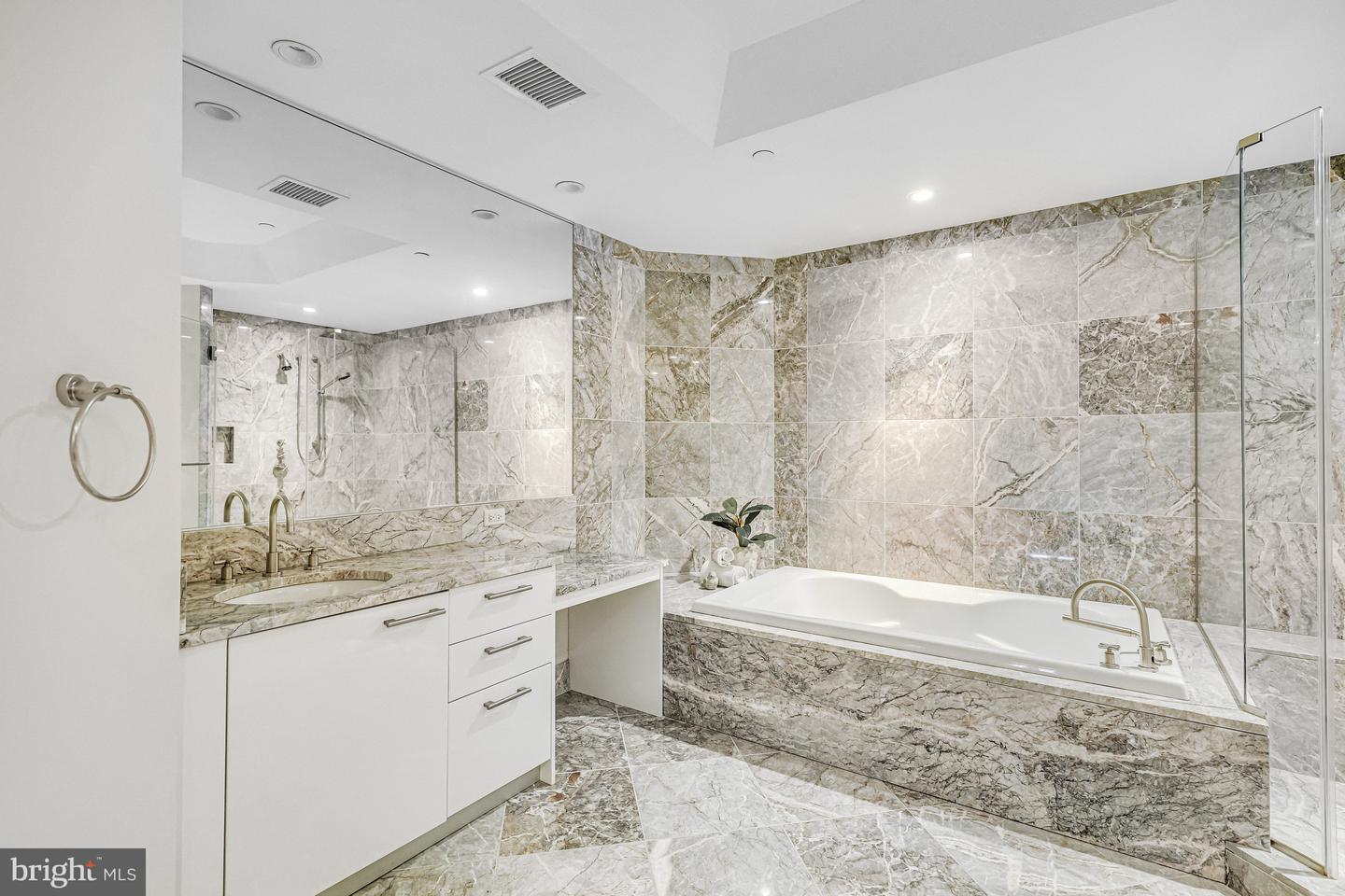 1881 N NASH ST #1706, ARLINGTON, Virginia 22209, 1 Bedroom Bedrooms, ,2 BathroomsBathrooms,Residential,For sale,1881 N NASH ST #1706,VAAR2064256 MLS # VAAR2064256