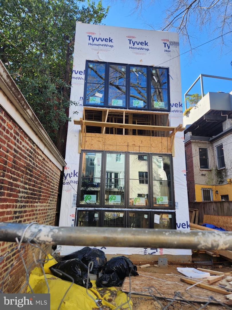 1415 Q ST NW, WASHINGTON, District Of Columbia 20009, 2 Bedrooms Bedrooms, ,1 BathroomBathrooms,Residential,For sale,1415 Q ST NW,DCDC2166452 MLS # DCDC2166452