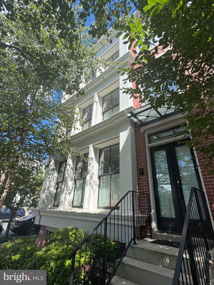 325 N N. COLUMBUS ST, ALEXANDRIA, Virginia 22314, 4 Bedrooms Bedrooms, 9 Rooms Rooms,3 BathroomsBathrooms,Residential,For sale,325 N N. COLUMBUS ST,VAAX2049188 MLS # VAAX2049188