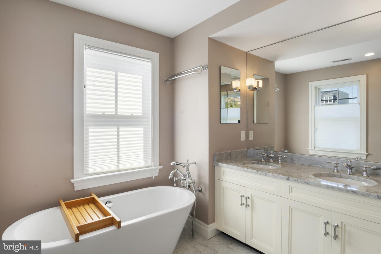 325 N N. COLUMBUS ST, ALEXANDRIA, Virginia 22314, 4 Bedrooms Bedrooms, 9 Rooms Rooms,3 BathroomsBathrooms,Residential,For sale,325 N N. COLUMBUS ST,VAAX2049188 MLS # VAAX2049188