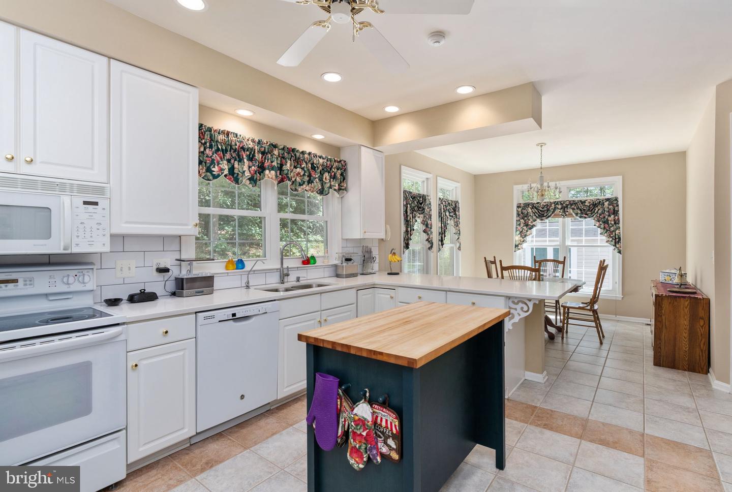 2286 RICHMOND HWY, STAFFORD, Virginia 22554, 2 Bedrooms Bedrooms, ,3 BathroomsBathrooms,Residential,For sale,2286 RICHMOND HWY,VAST2042604 MLS # VAST2042604