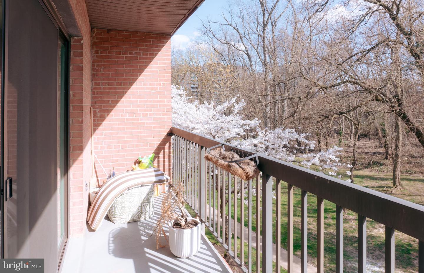 3230 S 28TH ST #401, ALEXANDRIA, Virginia 22302, 1 Bedroom Bedrooms, ,1 BathroomBathrooms,Residential,For sale,3230 S 28TH ST #401,VAAX2050350 MLS # VAAX2050350