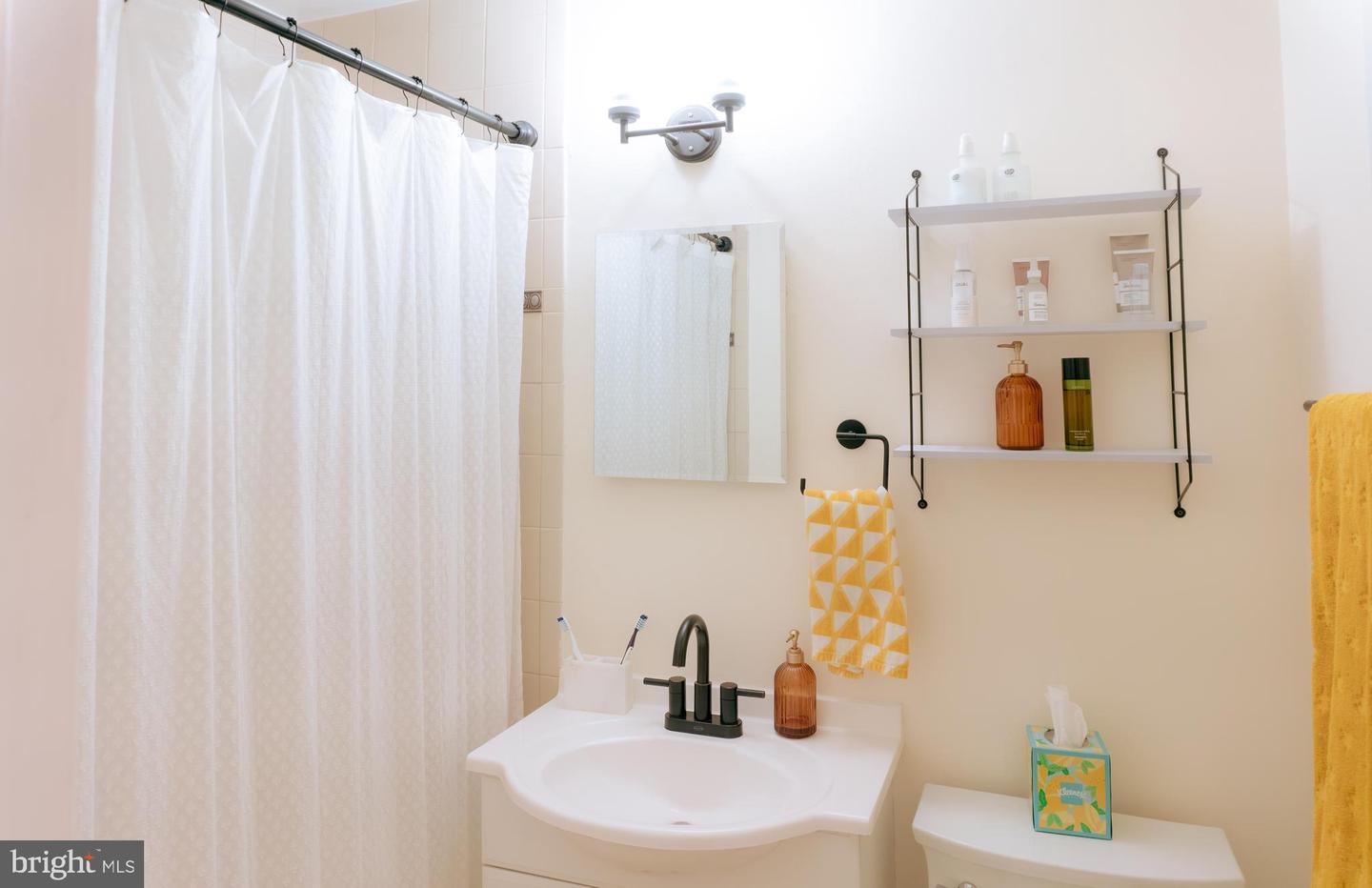 3230 S 28TH ST #401, ALEXANDRIA, Virginia 22302, 1 Bedroom Bedrooms, ,1 BathroomBathrooms,Residential,For sale,3230 S 28TH ST #401,VAAX2050350 MLS # VAAX2050350