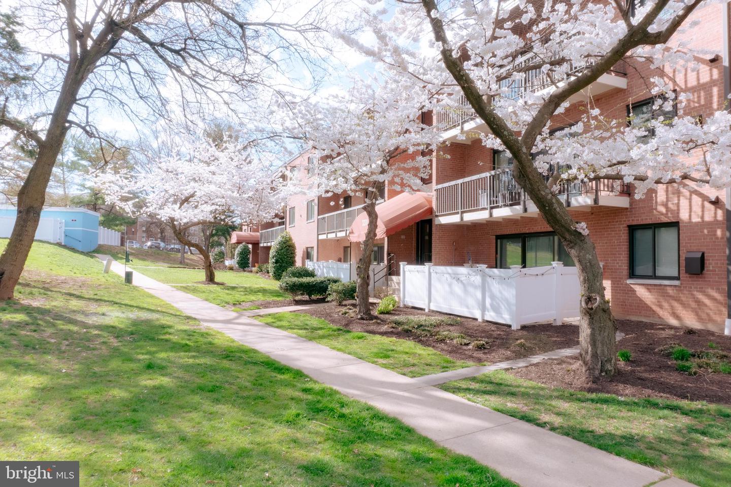3230 S 28TH ST #401, ALEXANDRIA, Virginia 22302, 1 Bedroom Bedrooms, ,1 BathroomBathrooms,Residential,For sale,3230 S 28TH ST #401,VAAX2050350 MLS # VAAX2050350