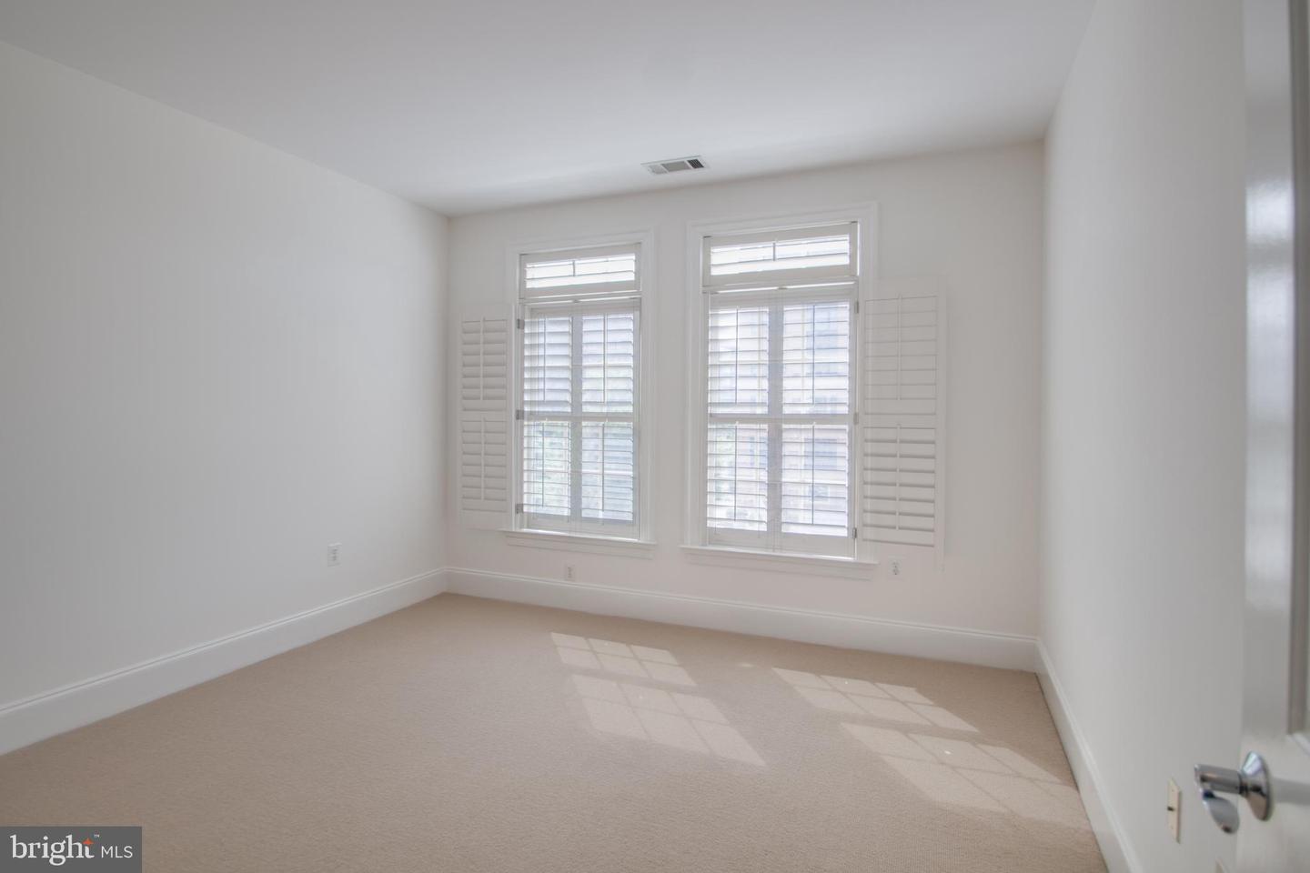 635 FIRST ST #404, ALEXANDRIA, Virginia 22314, 2 Bedrooms Bedrooms, ,2 BathroomsBathrooms,Residential,For sale,635 FIRST ST #404,VAAX2050404 MLS # VAAX2050404