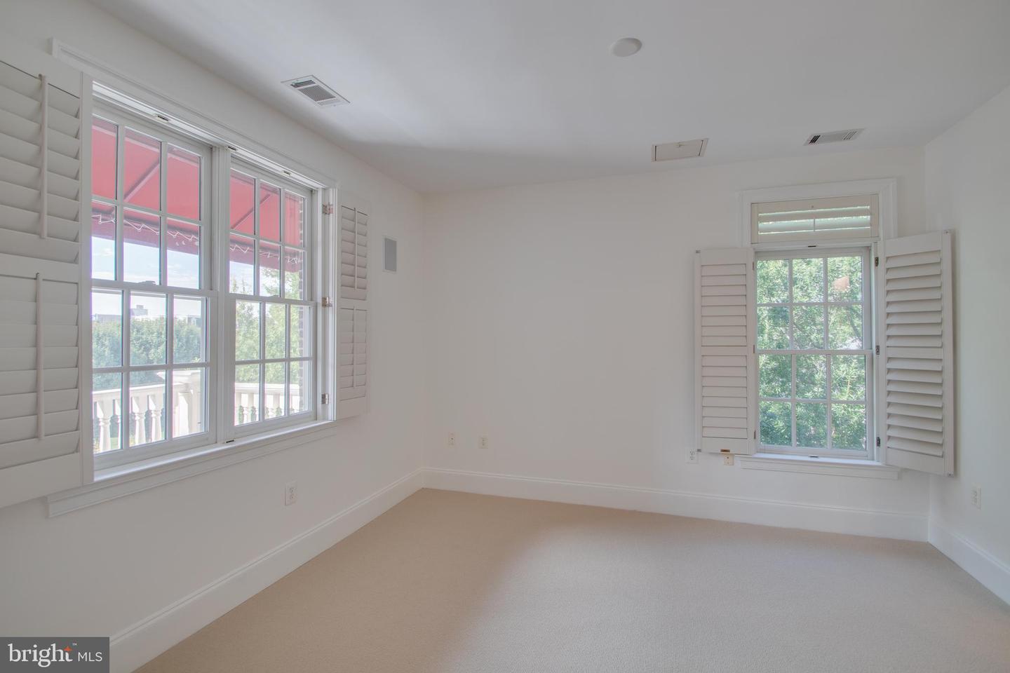 635 FIRST ST #404, ALEXANDRIA, Virginia 22314, 2 Bedrooms Bedrooms, ,2 BathroomsBathrooms,Residential,For sale,635 FIRST ST #404,VAAX2050404 MLS # VAAX2050404