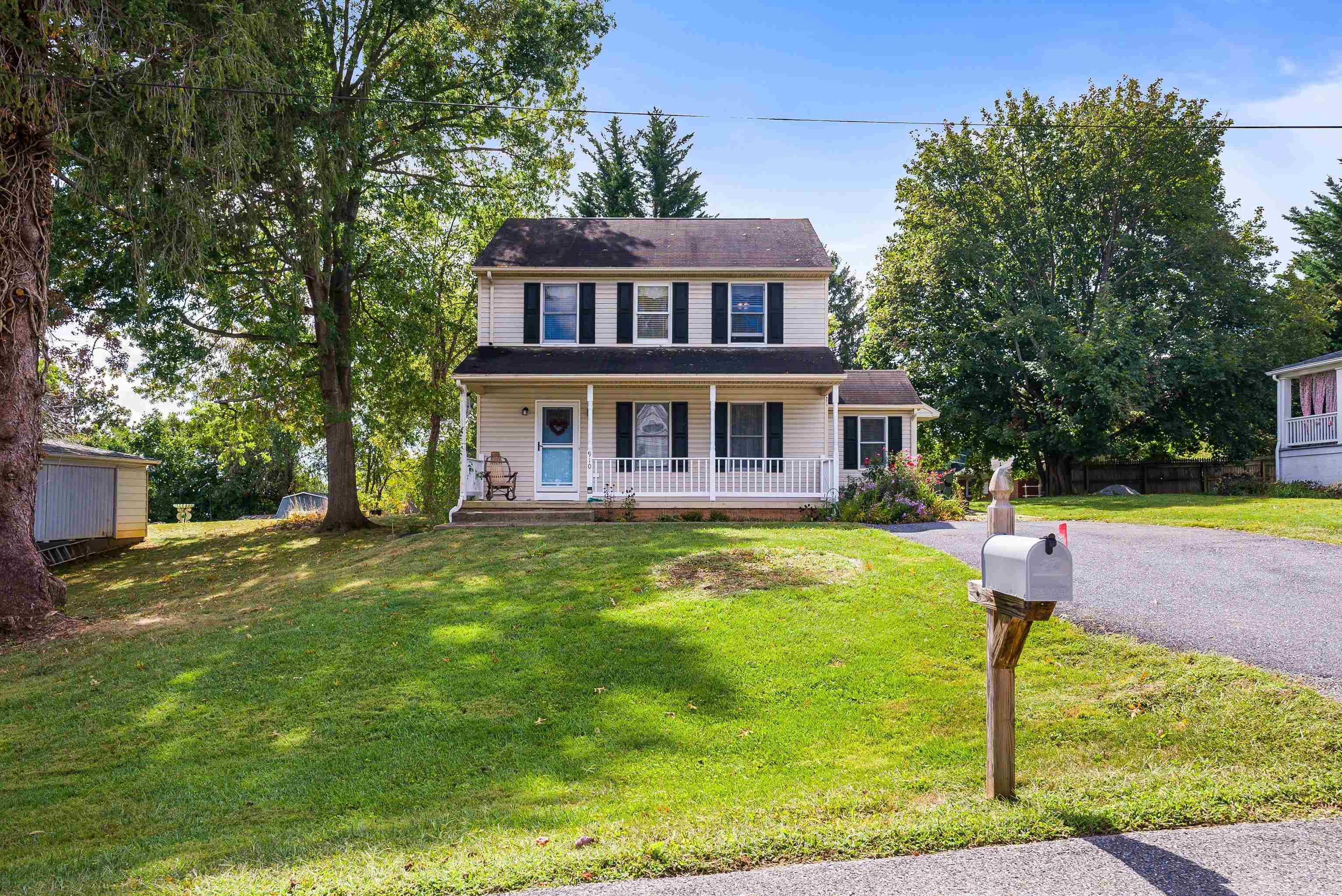 910 WESTOVER DR, STAUNTON, Virginia 24401, 3 Bedrooms Bedrooms, ,2 BathroomsBathrooms,Residential,910 WESTOVER DR,669569 MLS # 669569