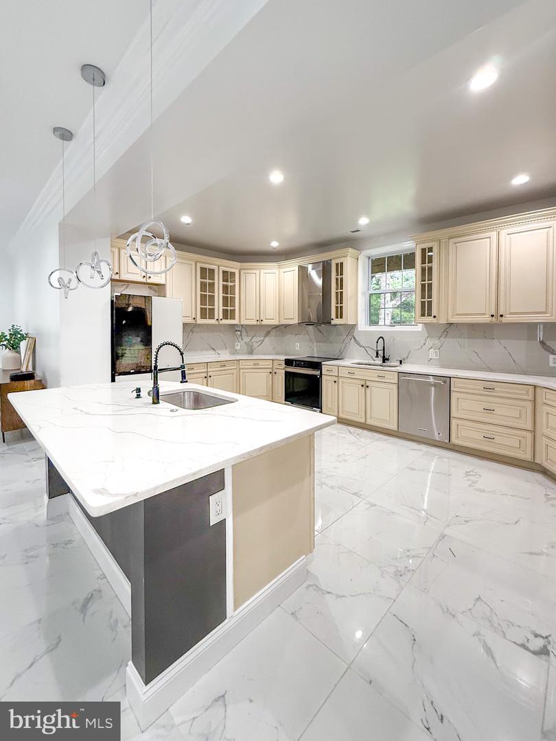 6709 S BENSON DR, ALEXANDRIA, Virginia 22306, 6 Bedrooms Bedrooms, 12 Rooms Rooms,5 BathroomsBathrooms,Residential,For sale,6709 S BENSON DR,VAFX2258908 MLS # VAFX2258908