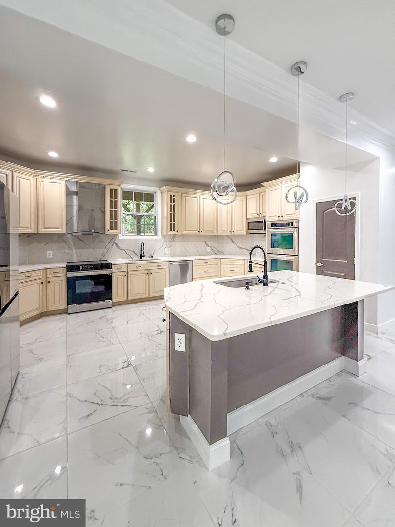 6709 S BENSON DR, ALEXANDRIA, Virginia 22306, 6 Bedrooms Bedrooms, 12 Rooms Rooms,5 BathroomsBathrooms,Residential,For sale,6709 S BENSON DR,VAFX2258908 MLS # VAFX2258908