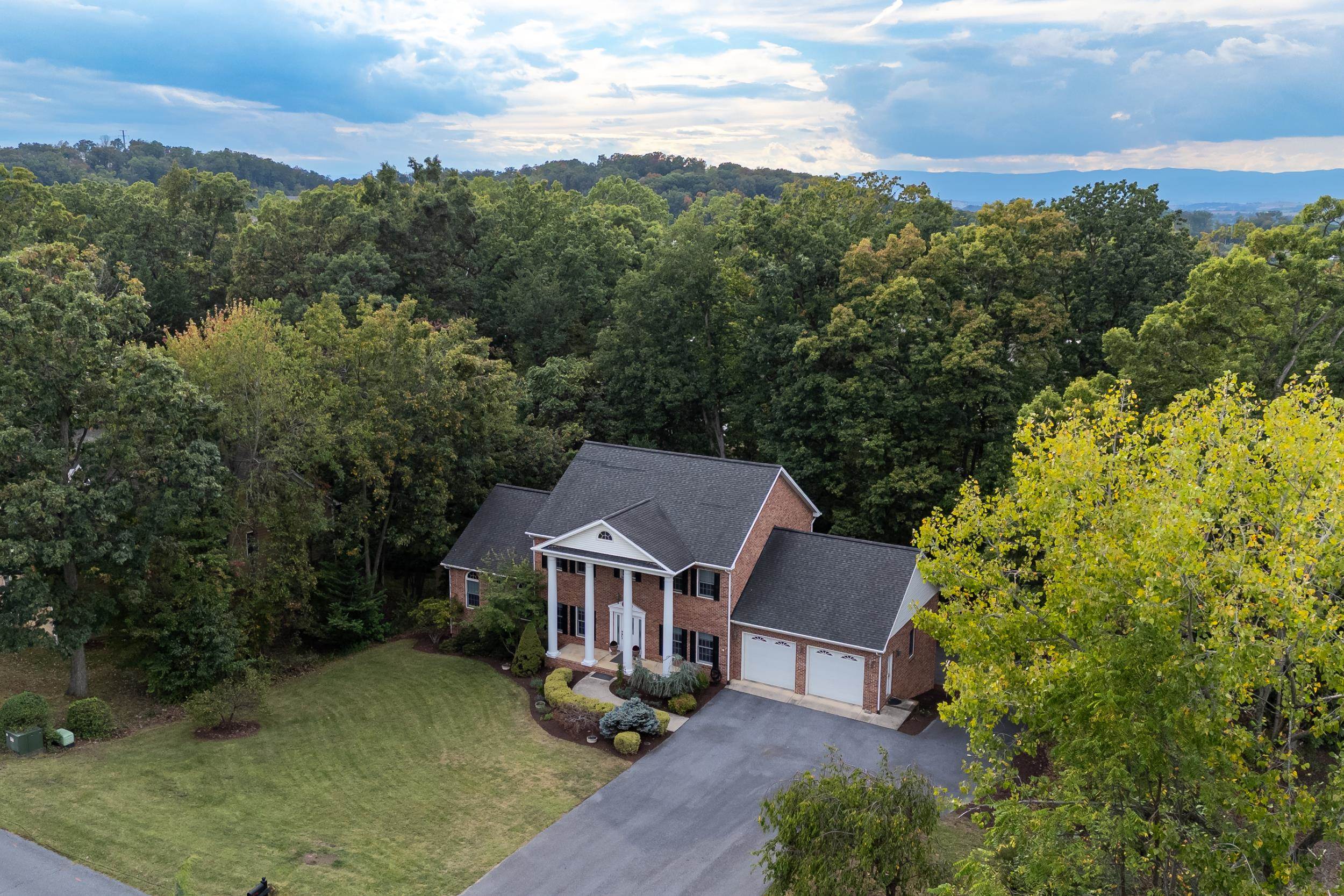 2205 PEARL LN, HARRISONBURG, Virginia 22801, 4 Bedrooms Bedrooms, ,3 BathroomsBathrooms,Residential,2205 PEARL LN,669591 MLS # 669591
