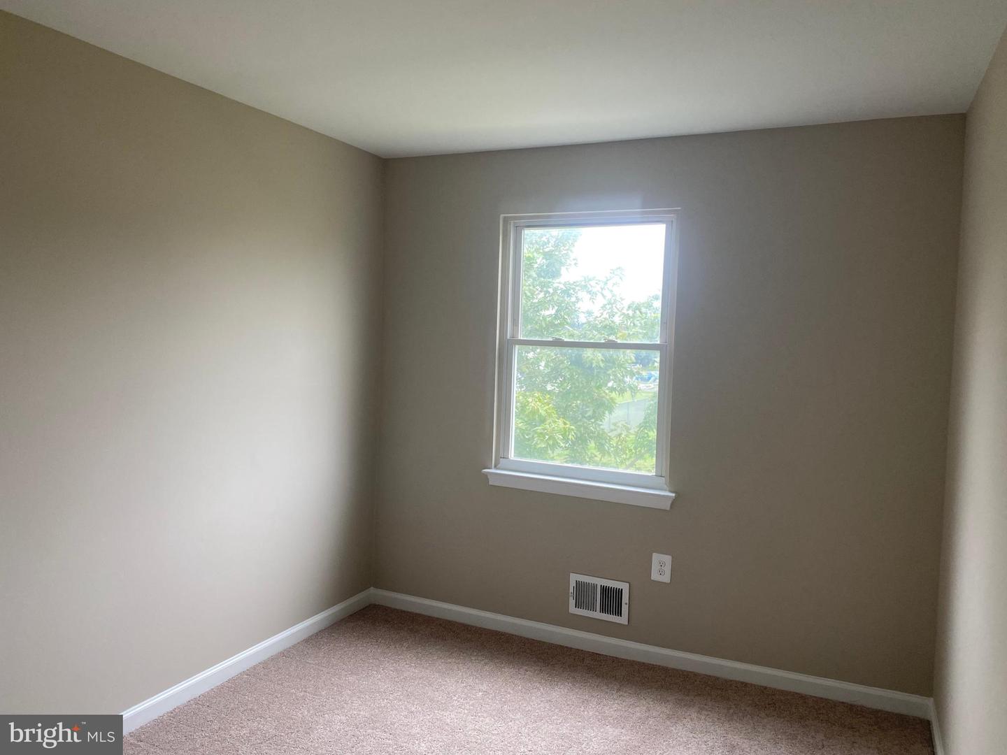 8238 COMMUNITY DR, MANASSAS, Virginia 20109, 3 Bedrooms Bedrooms, 6 Rooms Rooms,2 BathroomsBathrooms,Residential,For sale,8238 COMMUNITY DR,VAPW2103666 MLS # VAPW2103666