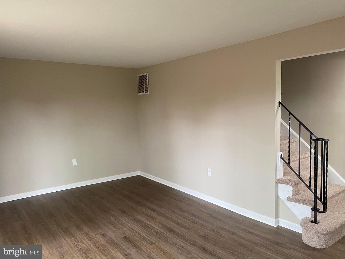8238 COMMUNITY DR, MANASSAS, Virginia 20109, 3 Bedrooms Bedrooms, 6 Rooms Rooms,2 BathroomsBathrooms,Residential,For sale,8238 COMMUNITY DR,VAPW2103666 MLS # VAPW2103666