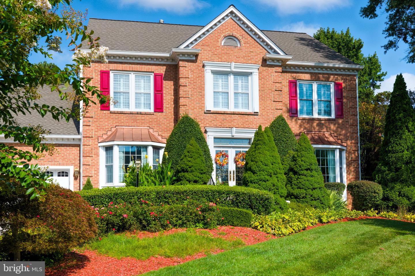 13104 MEADOW HALL CT, HERNDON, Virginia 20171, 5 Bedrooms Bedrooms, 22 Rooms Rooms,3 BathroomsBathrooms,Residential,For sale,13104 MEADOW HALL CT,VAFX2268118 MLS # VAFX2268118