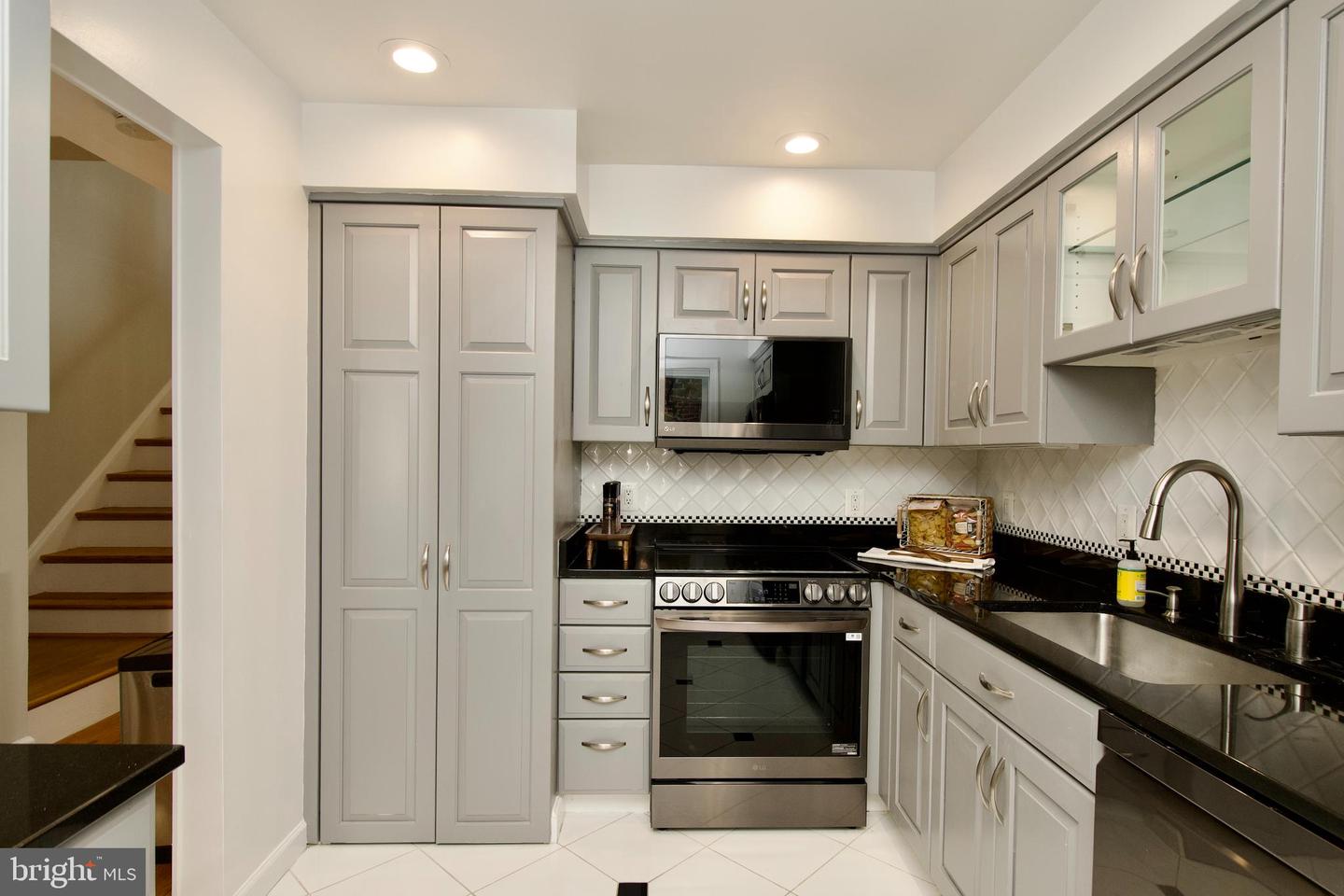 142 N UNION ST, ALEXANDRIA, Virginia 22314, 2 Bedrooms Bedrooms, ,2 BathroomsBathrooms,Residential,For sale,142 N UNION ST,VAAX2049922 MLS # VAAX2049922