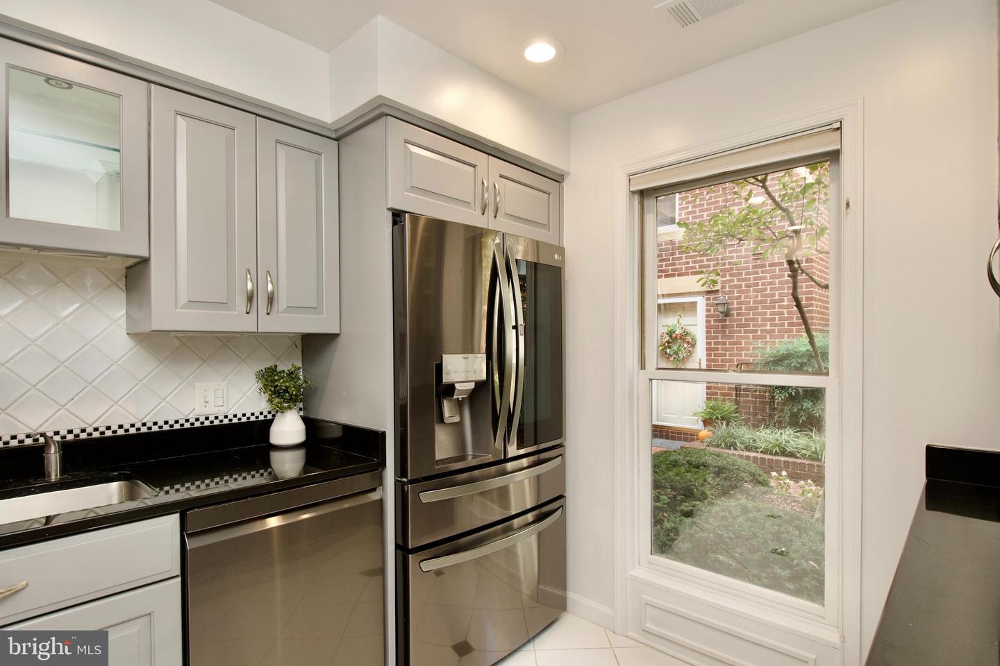 142 N UNION ST, ALEXANDRIA, Virginia 22314, 2 Bedrooms Bedrooms, ,2 BathroomsBathrooms,Residential,For sale,142 N UNION ST,VAAX2049922 MLS # VAAX2049922