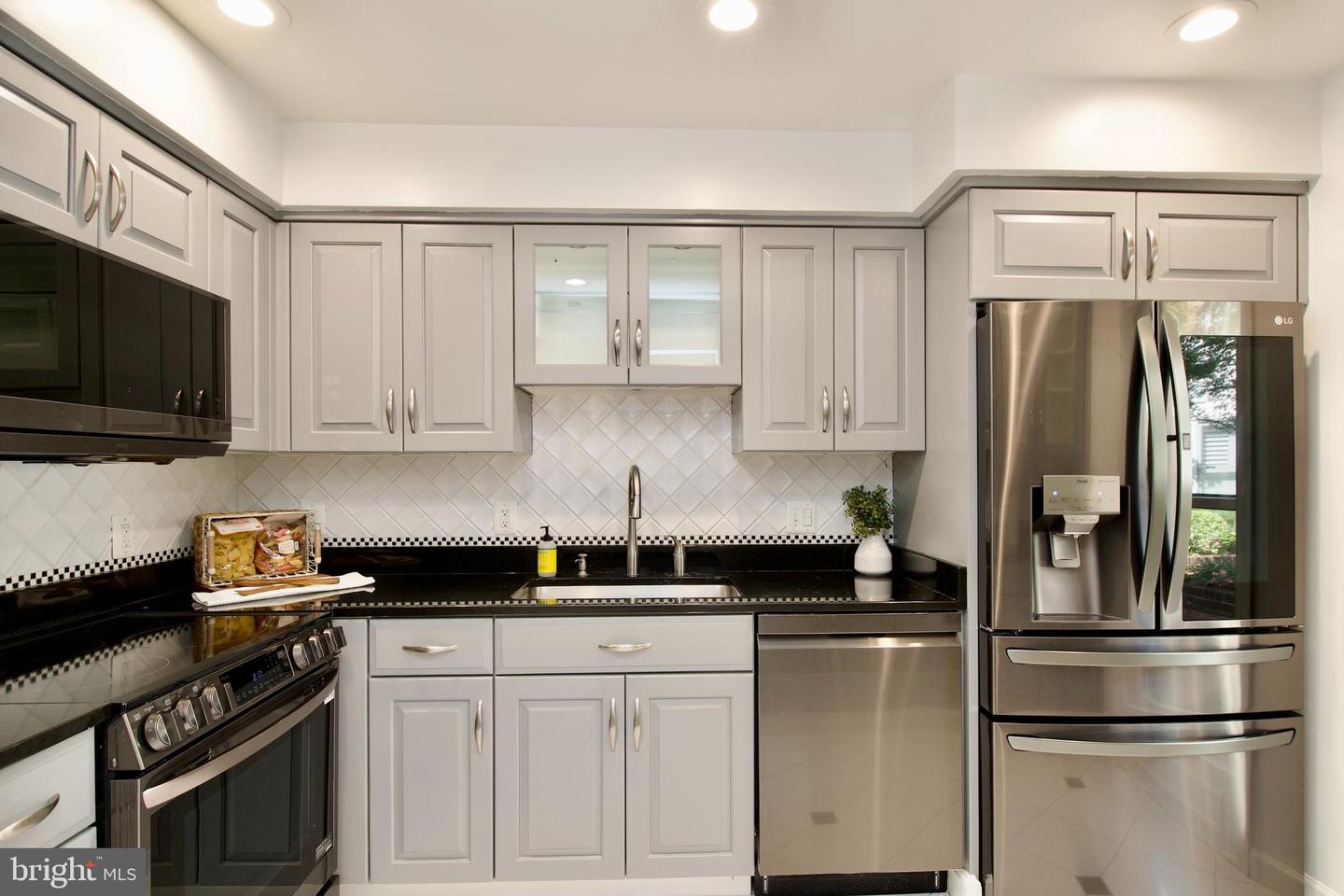 142 N UNION ST, ALEXANDRIA, Virginia 22314, 2 Bedrooms Bedrooms, ,2 BathroomsBathrooms,Residential,For sale,142 N UNION ST,VAAX2049922 MLS # VAAX2049922