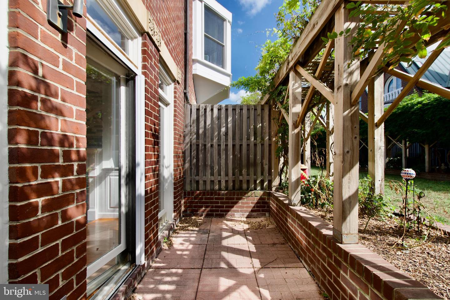 142 N UNION ST, ALEXANDRIA, Virginia 22314, 2 Bedrooms Bedrooms, ,2 BathroomsBathrooms,Residential,For sale,142 N UNION ST,VAAX2049922 MLS # VAAX2049922