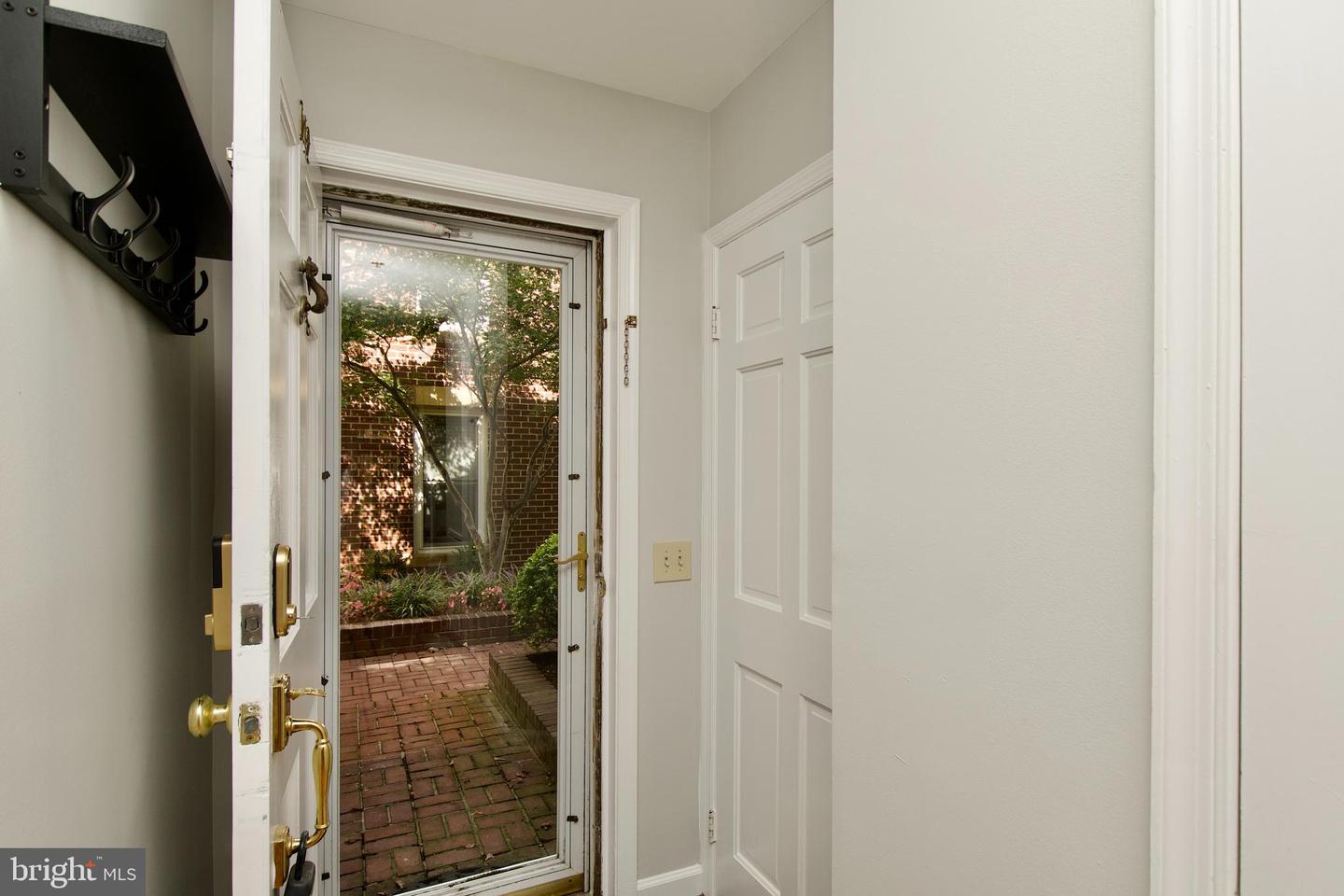 142 N UNION ST, ALEXANDRIA, Virginia 22314, 2 Bedrooms Bedrooms, ,2 BathroomsBathrooms,Residential,For sale,142 N UNION ST,VAAX2049922 MLS # VAAX2049922