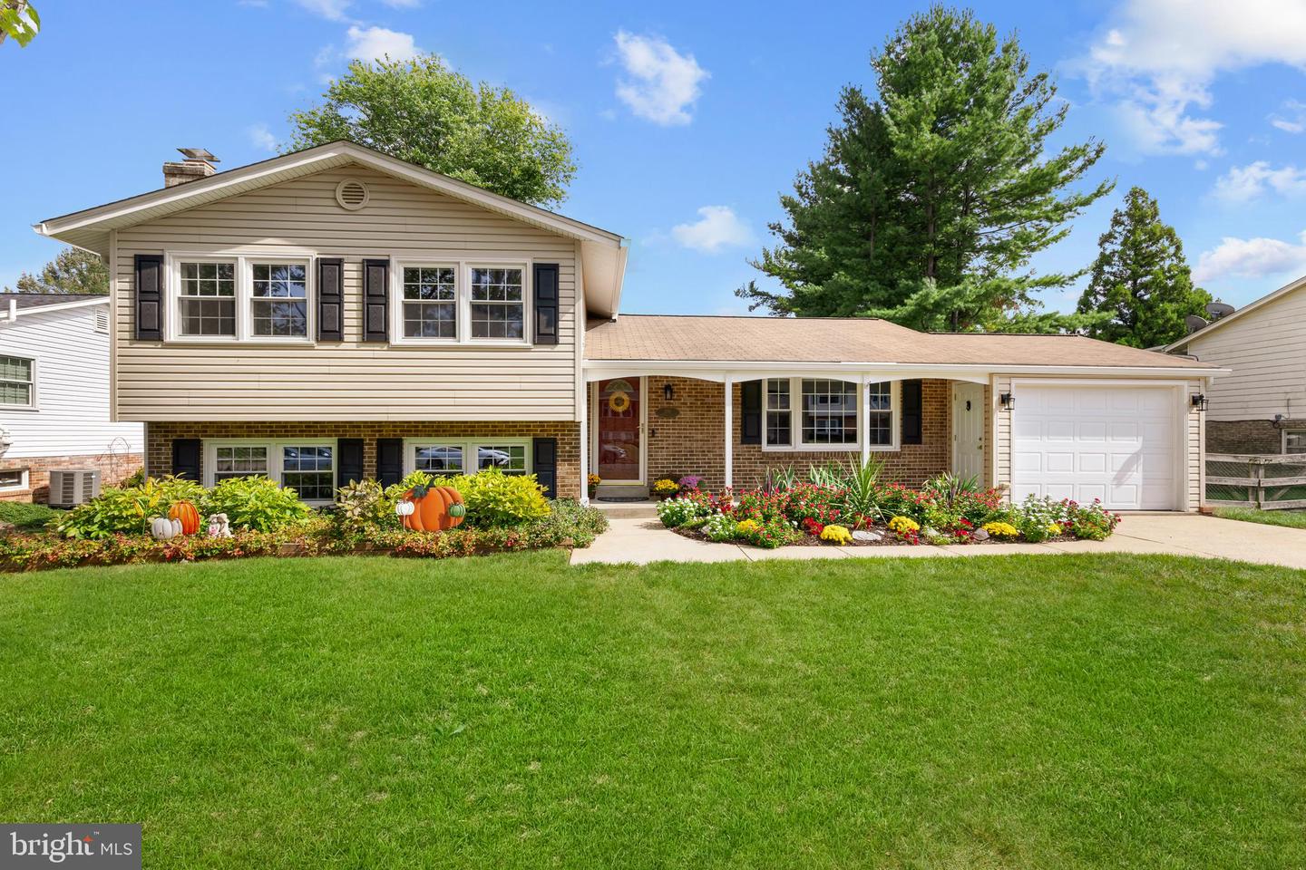 216 WILDMAN ST NE, LEESBURG, Virginia 20176, 3 Bedrooms Bedrooms, ,2 BathroomsBathrooms,Residential,For sale,216 WILDMAN ST NE,VALO2107550 MLS # VALO2107550