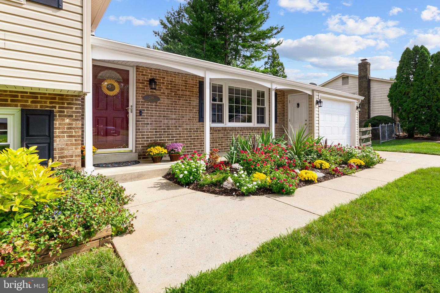216 WILDMAN ST NE, LEESBURG, Virginia 20176, 3 Bedrooms Bedrooms, ,2 BathroomsBathrooms,Residential,For sale,216 WILDMAN ST NE,VALO2107550 MLS # VALO2107550