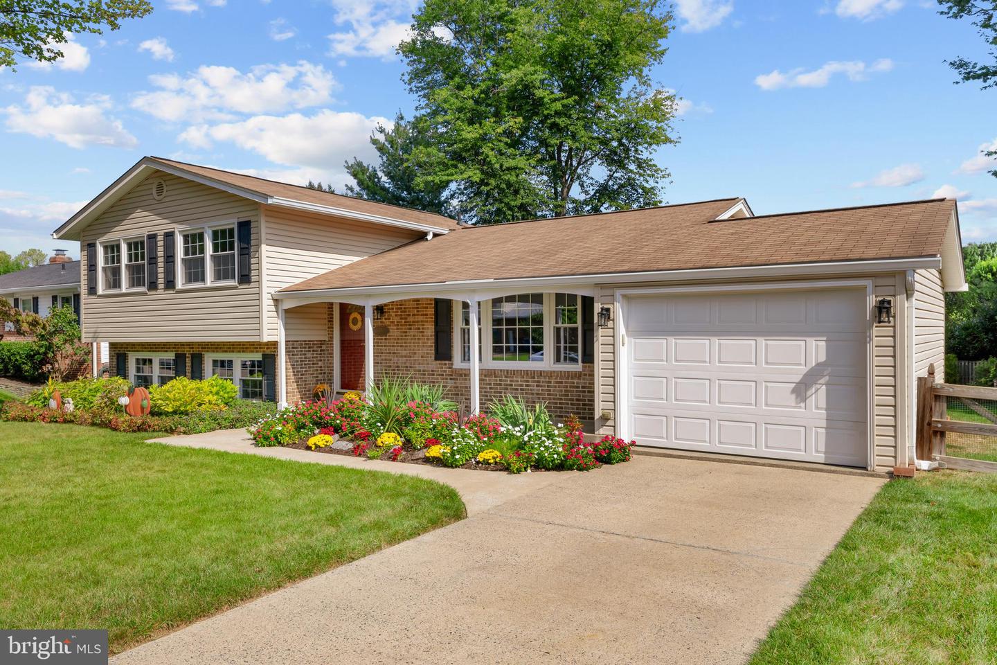 216 WILDMAN ST NE, LEESBURG, Virginia 20176, 3 Bedrooms Bedrooms, ,2 BathroomsBathrooms,Residential,For sale,216 WILDMAN ST NE,VALO2107550 MLS # VALO2107550