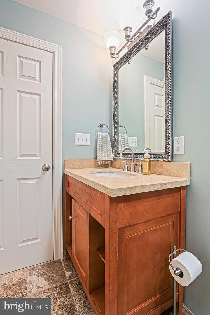 3831 FARRCROFT DR, FAIRFAX, Virginia 22030, 4 Bedrooms Bedrooms, ,4 BathroomsBathrooms,Residential,For sale,3831 FARRCROFT DR,VAFC2007124 MLS # VAFC2007124