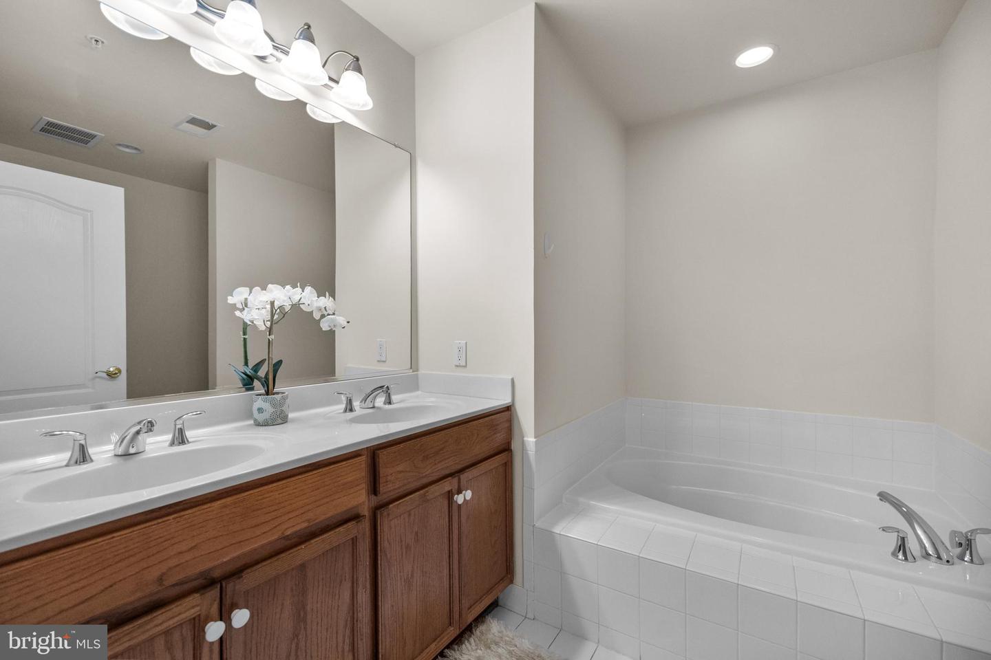 2905 SAINTSBURY PLZ #315, FAIRFAX, Virginia 22031, 2 Bedrooms Bedrooms, ,2 BathroomsBathrooms,Residential,For sale,2905 SAINTSBURY PLZ #315,VAFX2265804 MLS # VAFX2265804