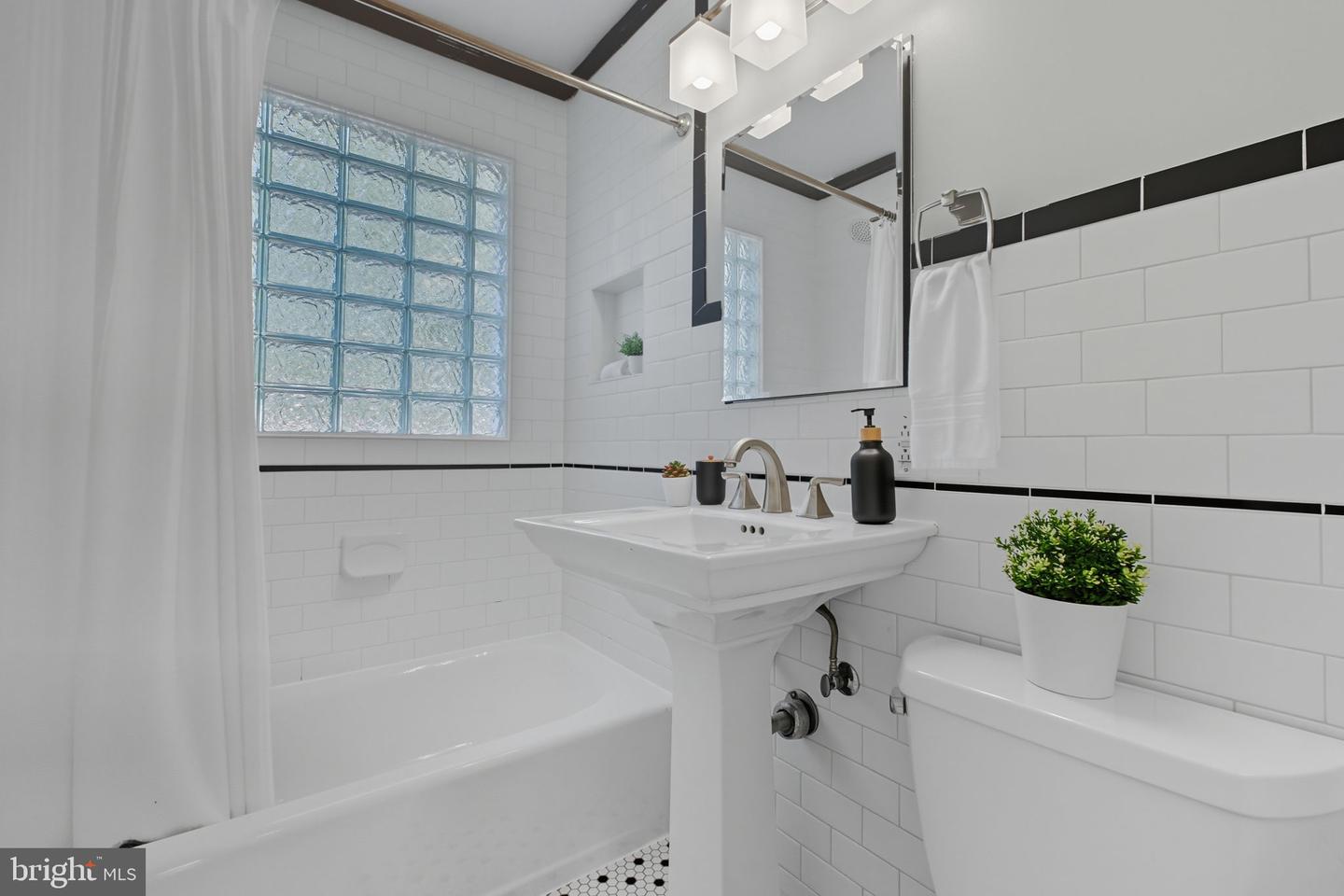 6942 UNIVERSITY DR, ALEXANDRIA, Virginia 22307, 2 Bedrooms Bedrooms, ,2 BathroomsBathrooms,Residential,For sale,6942 UNIVERSITY DR,VAFX2268226 MLS # VAFX2268226