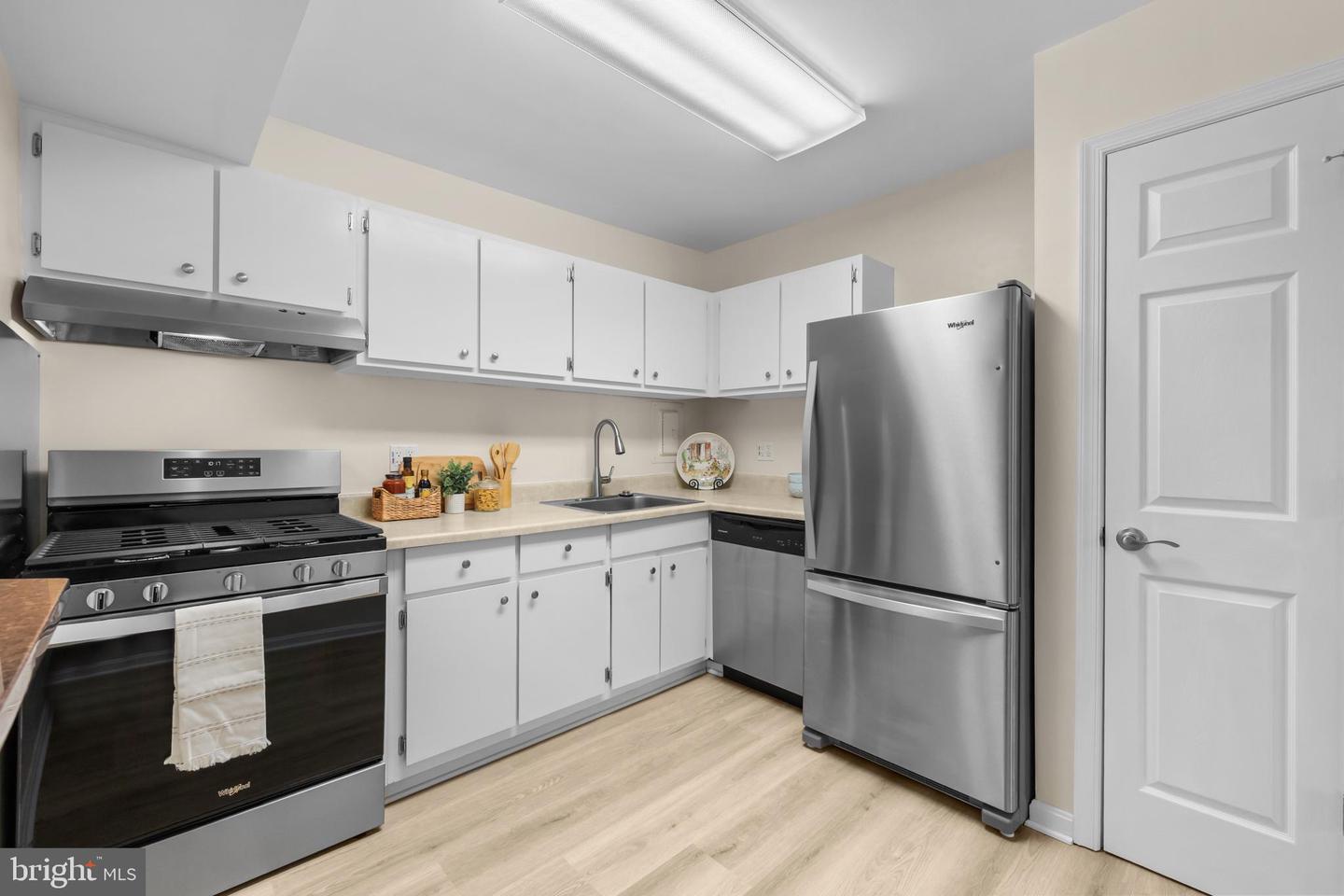 27 CANTERBURY SQ #201, ALEXANDRIA, Virginia 22304, 1 Bedroom Bedrooms, ,1 BathroomBathrooms,Residential,For sale,27 CANTERBURY SQ #201,VAAX2050118 MLS # VAAX2050118