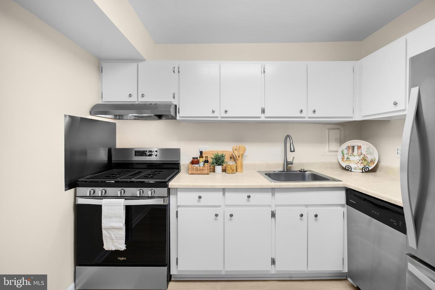 27 CANTERBURY SQ #201, ALEXANDRIA, Virginia 22304, 1 Bedroom Bedrooms, ,1 BathroomBathrooms,Residential,For sale,27 CANTERBURY SQ #201,VAAX2050118 MLS # VAAX2050118