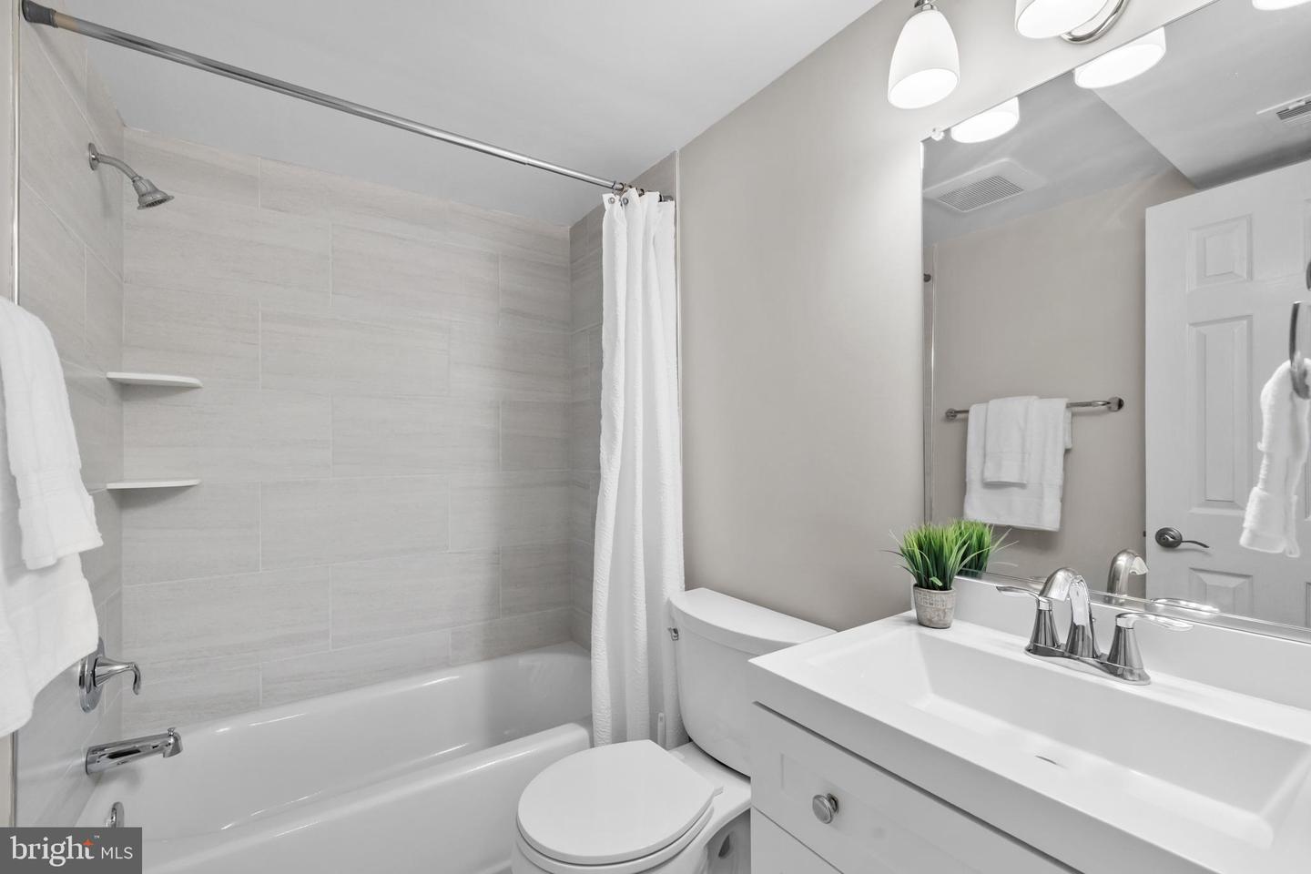 27 CANTERBURY SQ #201, ALEXANDRIA, Virginia 22304, 1 Bedroom Bedrooms, ,1 BathroomBathrooms,Residential,For sale,27 CANTERBURY SQ #201,VAAX2050118 MLS # VAAX2050118