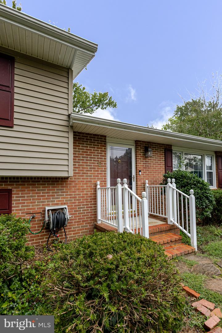 5 WICKHAM CT, FREDERICKSBURG, Virginia 22405, 3 Bedrooms Bedrooms, ,3 BathroomsBathrooms,Residential,For sale,5 WICKHAM CT,VAST2042924 MLS # VAST2042924