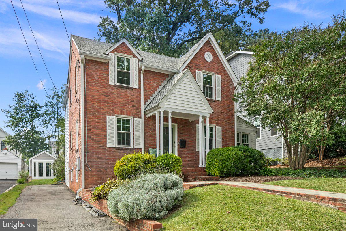 1134 N HARRISON ST, ARLINGTON, Virginia 22205, 3 Bedrooms Bedrooms, ,2 BathroomsBathrooms,Residential,For sale,1134 N HARRISON ST,VAAR2064340 MLS # VAAR2064340