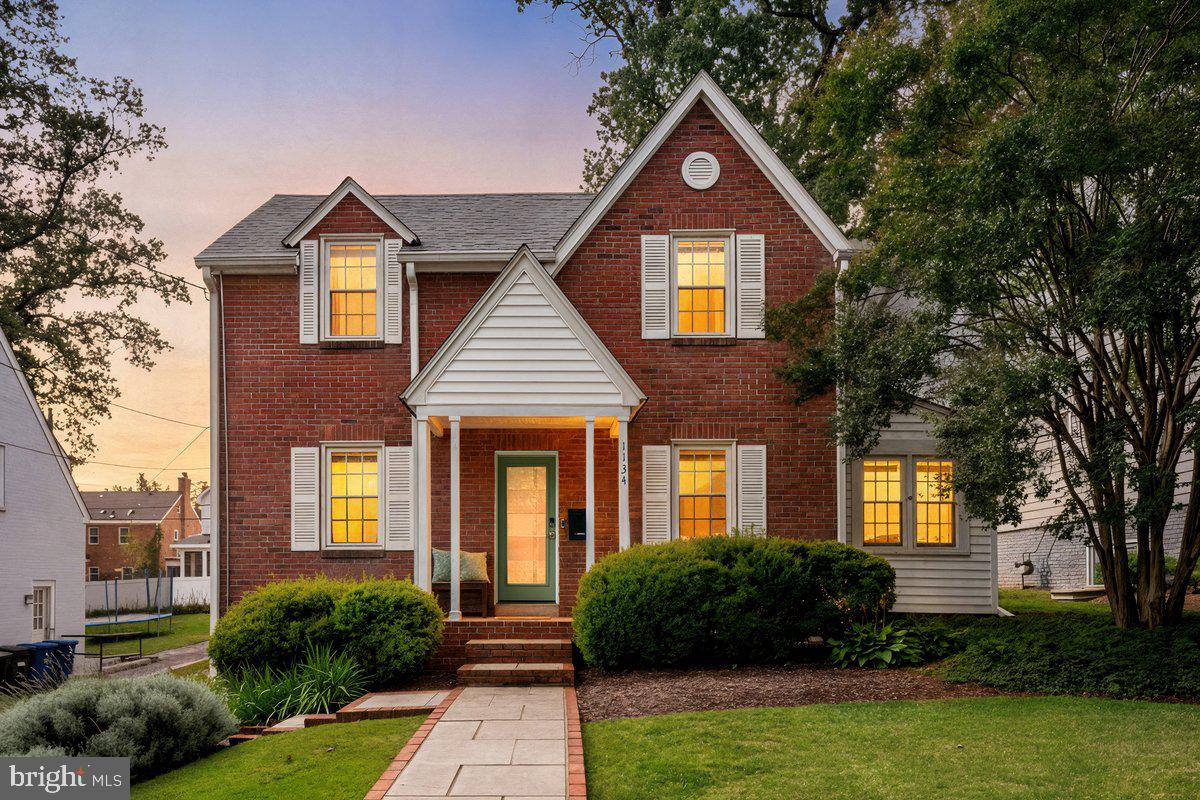 1134 N HARRISON ST, ARLINGTON, Virginia 22205, 3 Bedrooms Bedrooms, ,2 BathroomsBathrooms,Residential,For sale,1134 N HARRISON ST,VAAR2064340 MLS # VAAR2064340