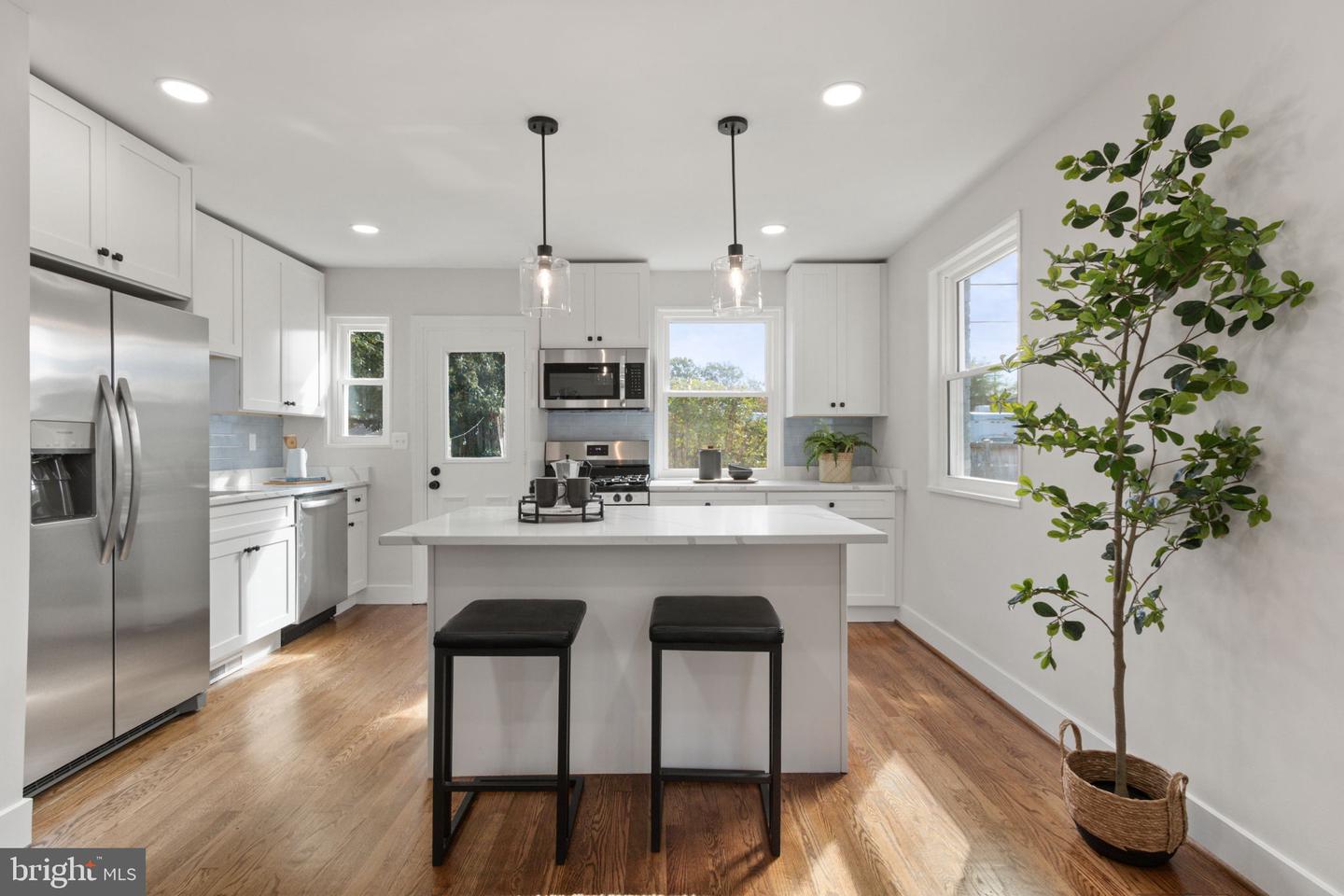622 S HENRY ST, ALEXANDRIA, Virginia 22314, 2 Bedrooms Bedrooms, ,2 BathroomsBathrooms,Residential,For sale,622 S HENRY ST,VAAX2050372 MLS # VAAX2050372