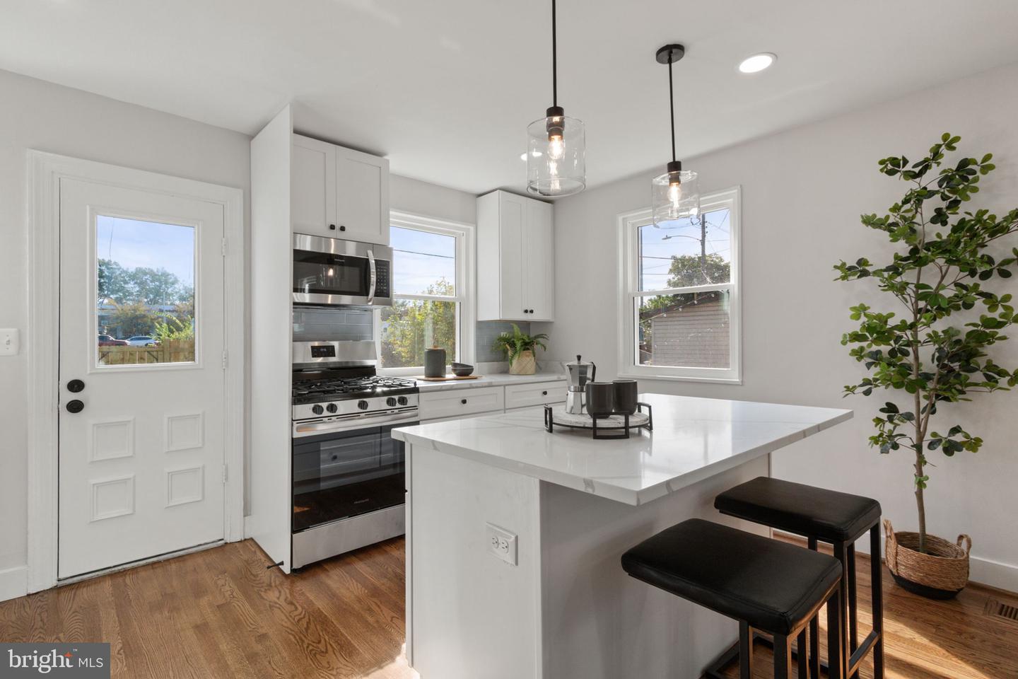 622 S HENRY ST, ALEXANDRIA, Virginia 22314, 2 Bedrooms Bedrooms, ,2 BathroomsBathrooms,Residential,For sale,622 S HENRY ST,VAAX2050372 MLS # VAAX2050372