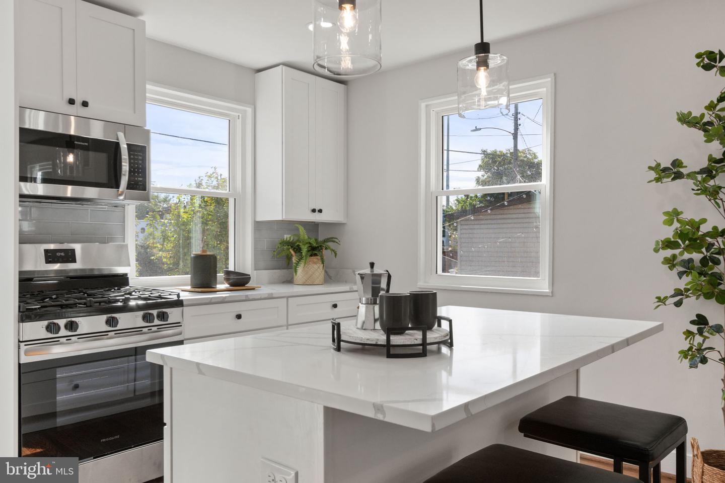 622 S HENRY ST, ALEXANDRIA, Virginia 22314, 2 Bedrooms Bedrooms, ,2 BathroomsBathrooms,Residential,For sale,622 S HENRY ST,VAAX2050372 MLS # VAAX2050372