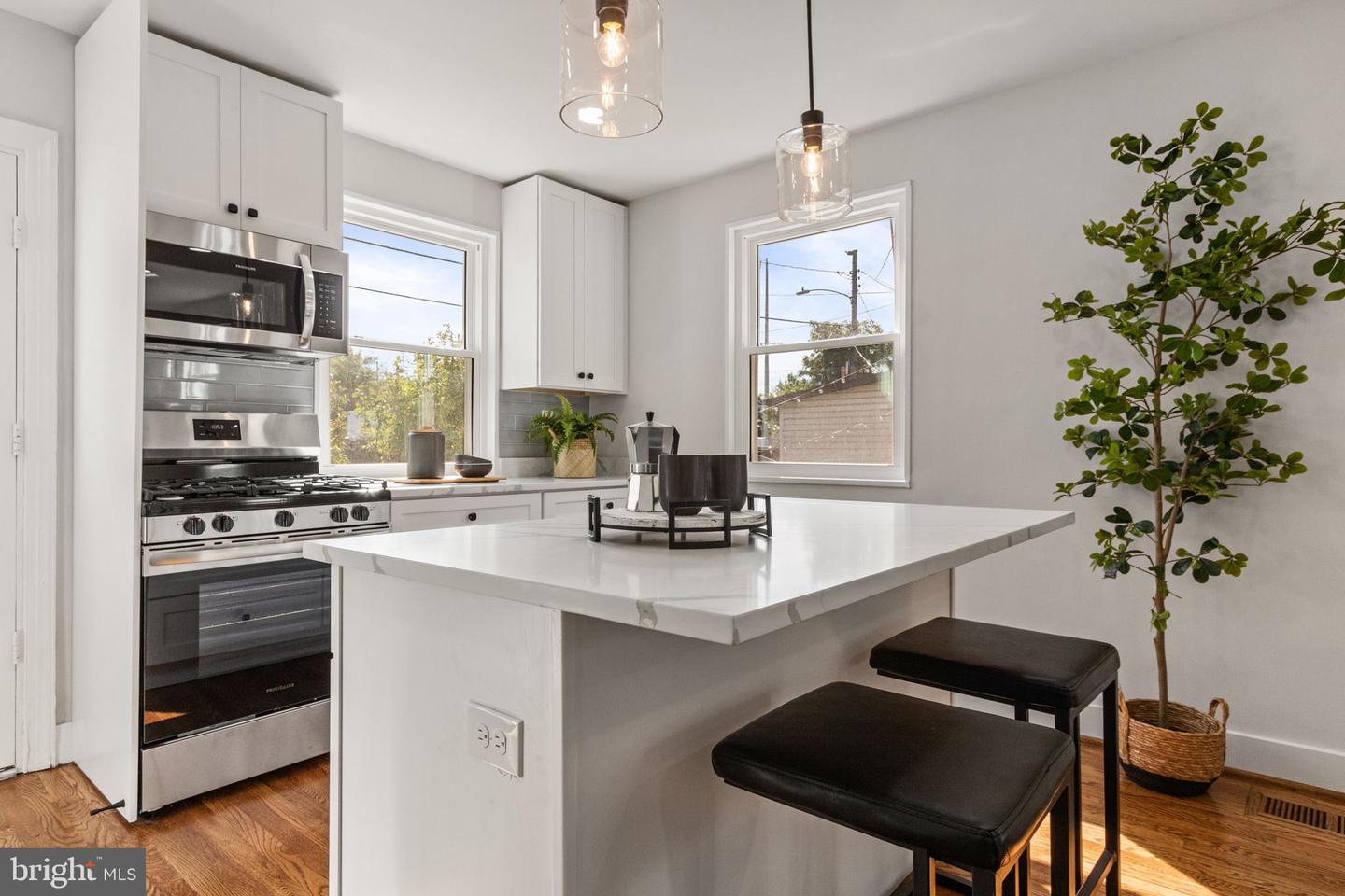 622 S HENRY ST, ALEXANDRIA, Virginia 22314, 2 Bedrooms Bedrooms, ,2 BathroomsBathrooms,Residential,For sale,622 S HENRY ST,VAAX2050372 MLS # VAAX2050372