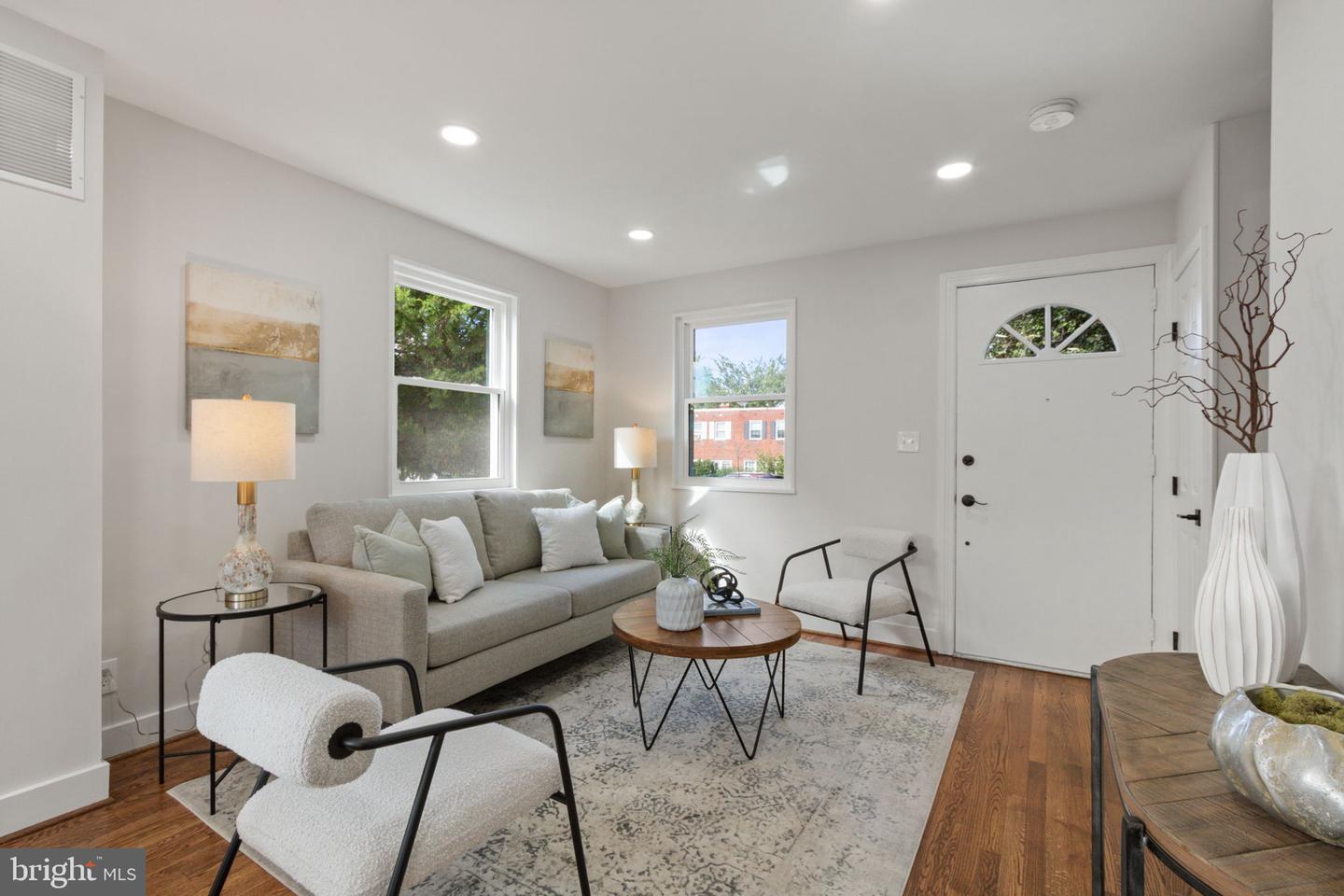 622 S HENRY ST, ALEXANDRIA, Virginia 22314, 2 Bedrooms Bedrooms, ,2 BathroomsBathrooms,Residential,For sale,622 S HENRY ST,VAAX2050372 MLS # VAAX2050372