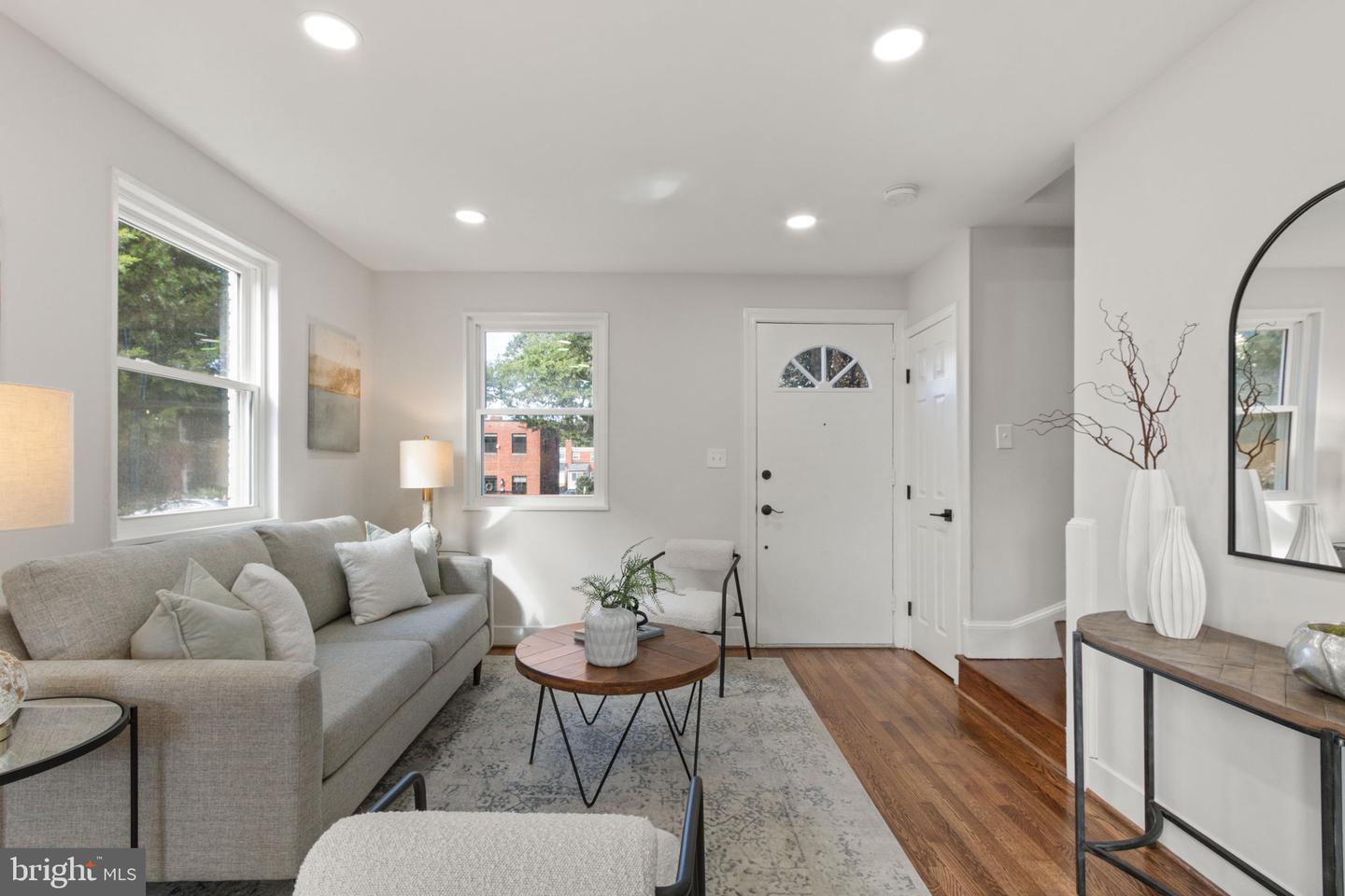 622 S HENRY ST, ALEXANDRIA, Virginia 22314, 2 Bedrooms Bedrooms, ,2 BathroomsBathrooms,Residential,For sale,622 S HENRY ST,VAAX2050372 MLS # VAAX2050372