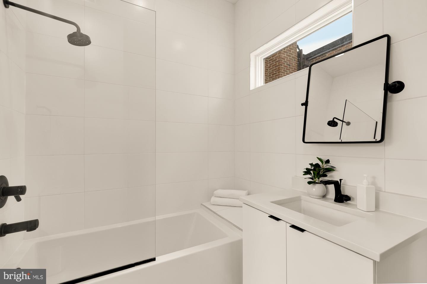 1729 T ST NW #4, WASHINGTON, District Of Columbia 20009, 3 Bedrooms Bedrooms, ,2 BathroomsBathrooms,Residential,For sale,1729 T ST NW #4,DCDC2225180 MLS # DCDC2225180