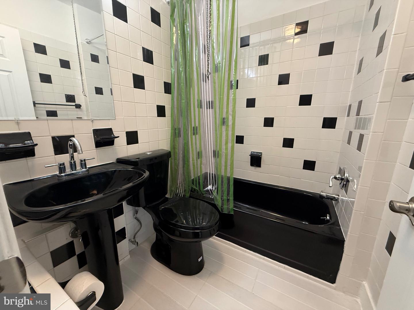 218 BRYANT ST NE, WASHINGTON, District Of Columbia 20002, 2 Bedrooms Bedrooms, ,2 BathroomsBathrooms,Residential,For sale,218 BRYANT ST NE,DCDC2225232 MLS # DCDC2225232
