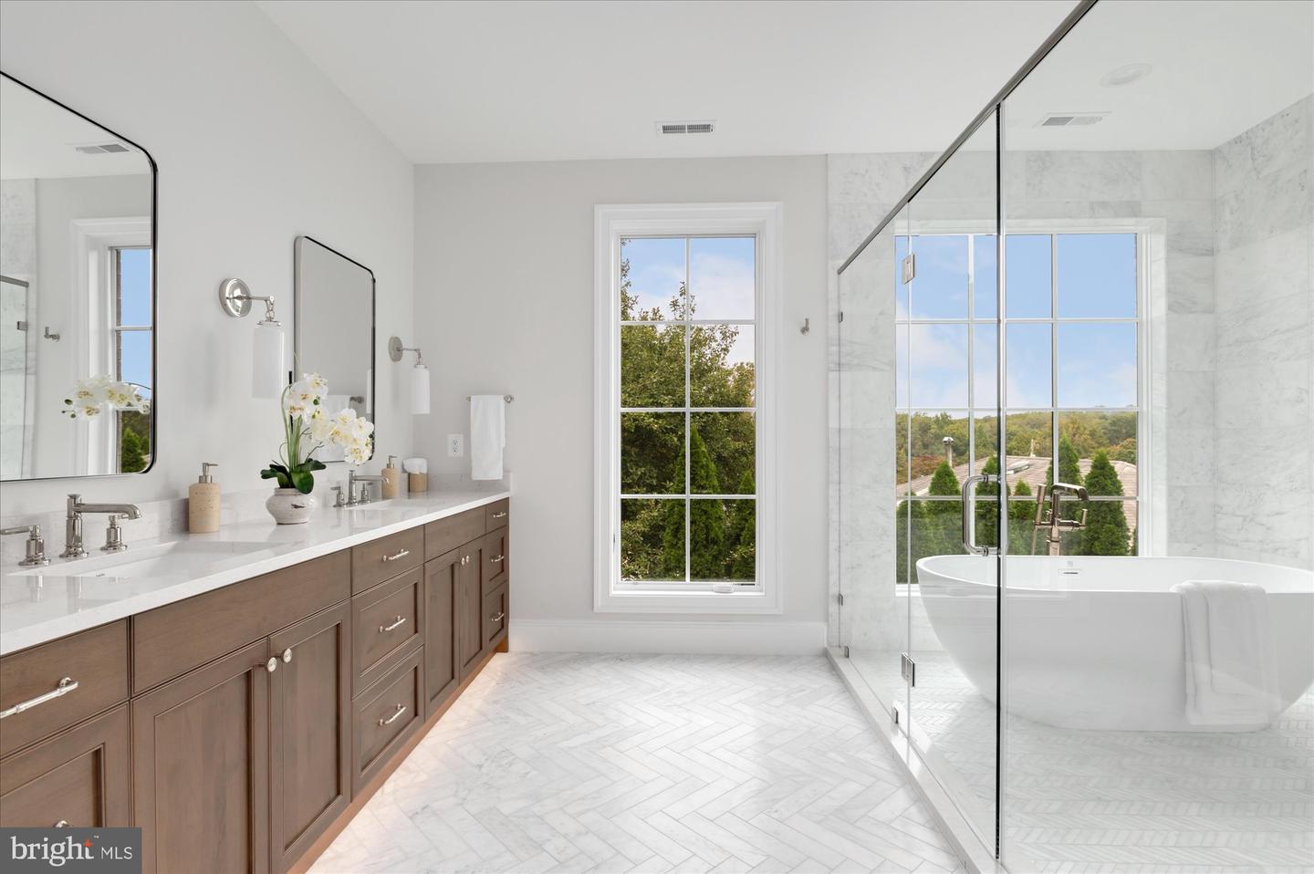 1446 COLA DR, MCLEAN, Virginia 22101, 6 Bedrooms Bedrooms, ,7 BathroomsBathrooms,Residential,For sale,1446 COLA DR,VAFX2272130 MLS # VAFX2272130