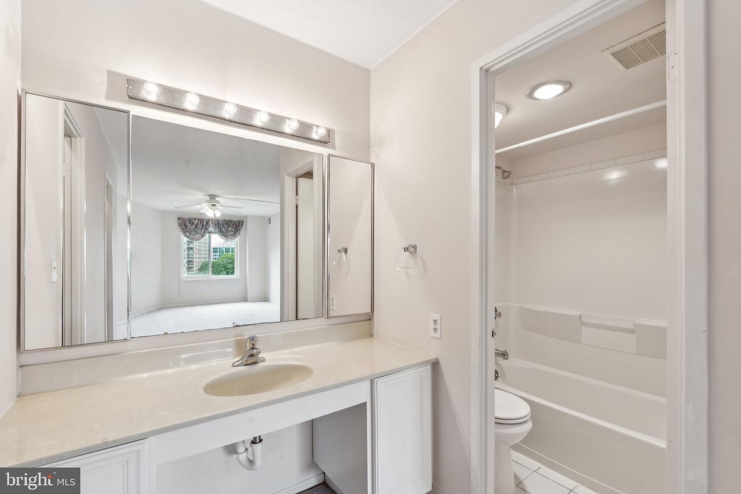 8340 GREENSBORO DR #401, MCLEAN, Virginia 22102, 3 Bedrooms Bedrooms, ,3 BathroomsBathrooms,Residential,For sale,8340 GREENSBORO DR #401,VAFX2240952 MLS # VAFX2240952