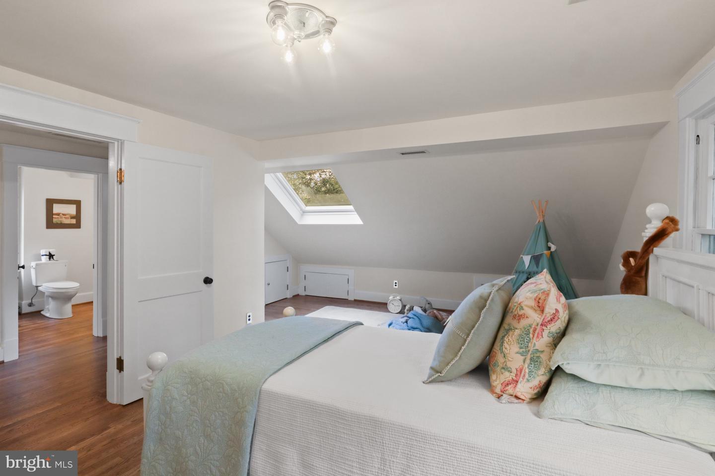 2308 N LEXINGTON ST, ARLINGTON, Virginia 22205, 3 Bedrooms Bedrooms, 5 Rooms Rooms,1 BathroomBathrooms,Residential,For sale,2308 N LEXINGTON ST,VAAR2062086 MLS # VAAR2062086